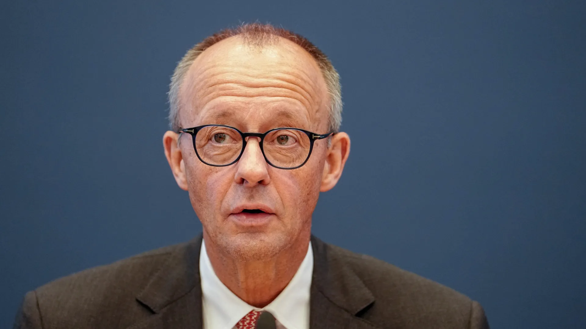 
                    Merz defende repatriamento de refugiados sírios porque 