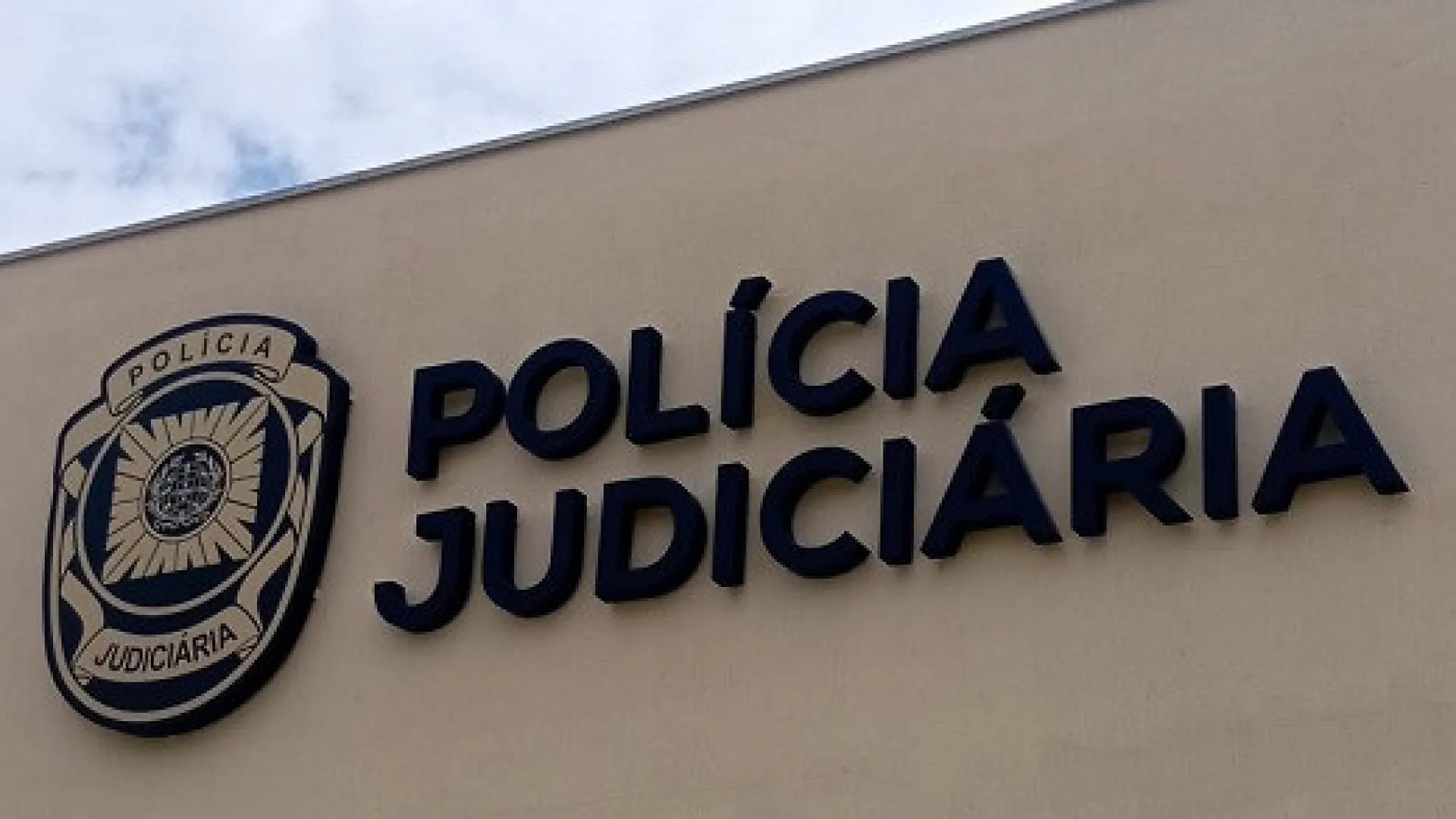 
                    PJ realiza buscas na Câmara da Guarda e em três empresas do Norte
                