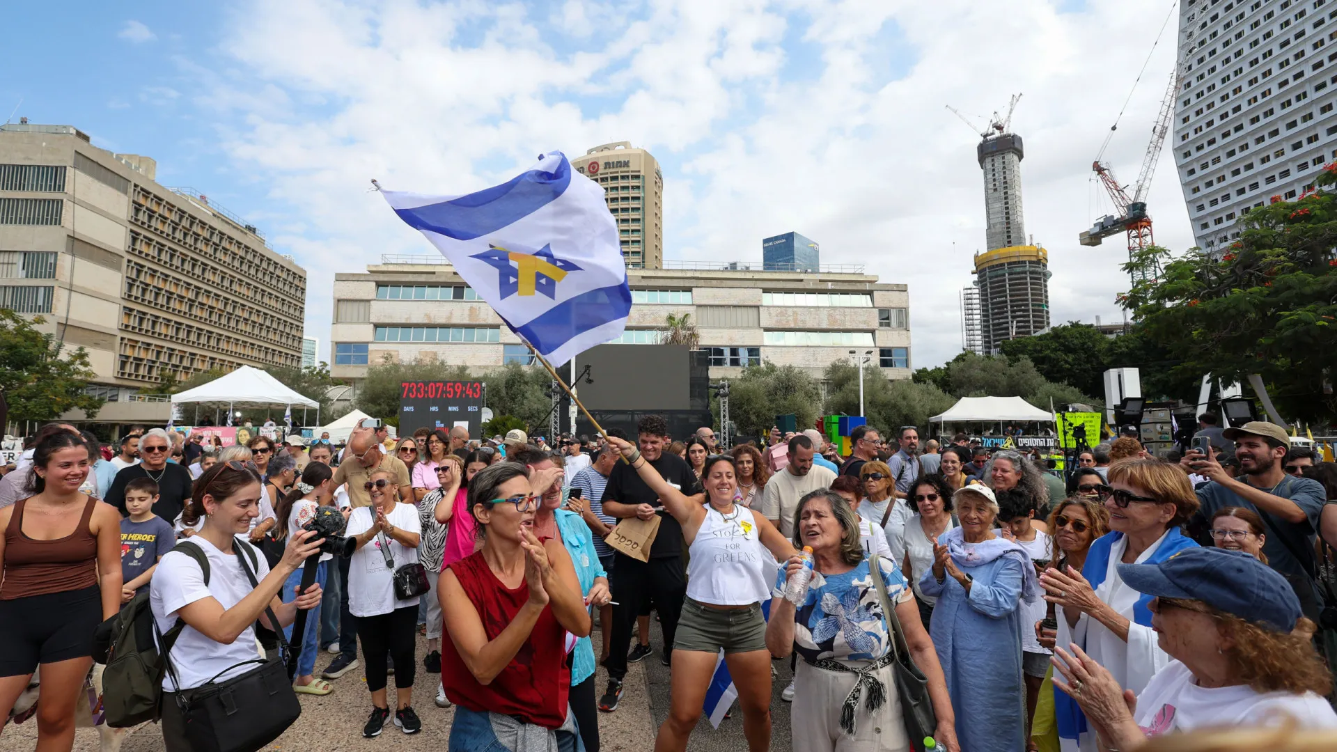"Esperámos por isto 734 dias". Milhares em Telavive para celebrar acordo