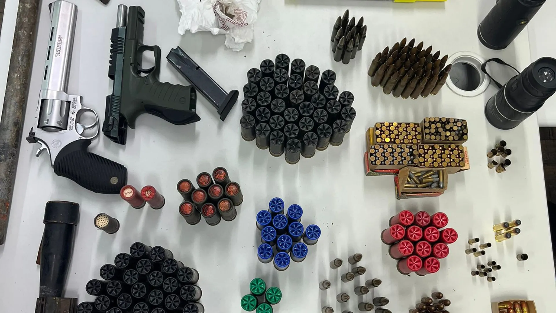 Homem apanhado com armas de fogo, droga e 600 munições na Cova da Moura