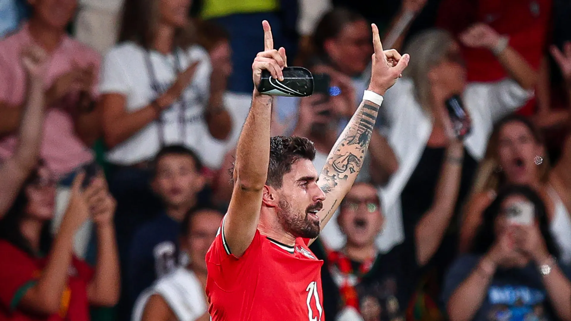 Não podia ser de outra forma. Rúben Neves marca e dedica golo a Jota