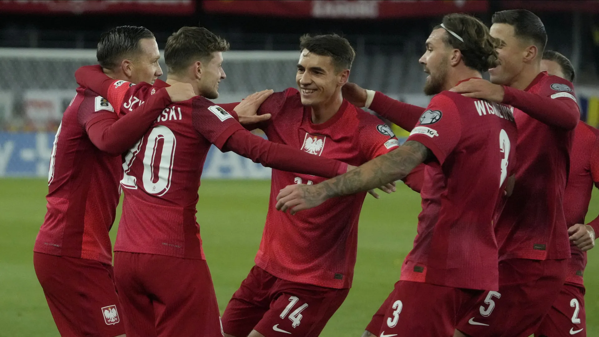 
                    Dupla do FC Porto ajuda Polónia e há mais seleções a 'cheirar' apuramento
                