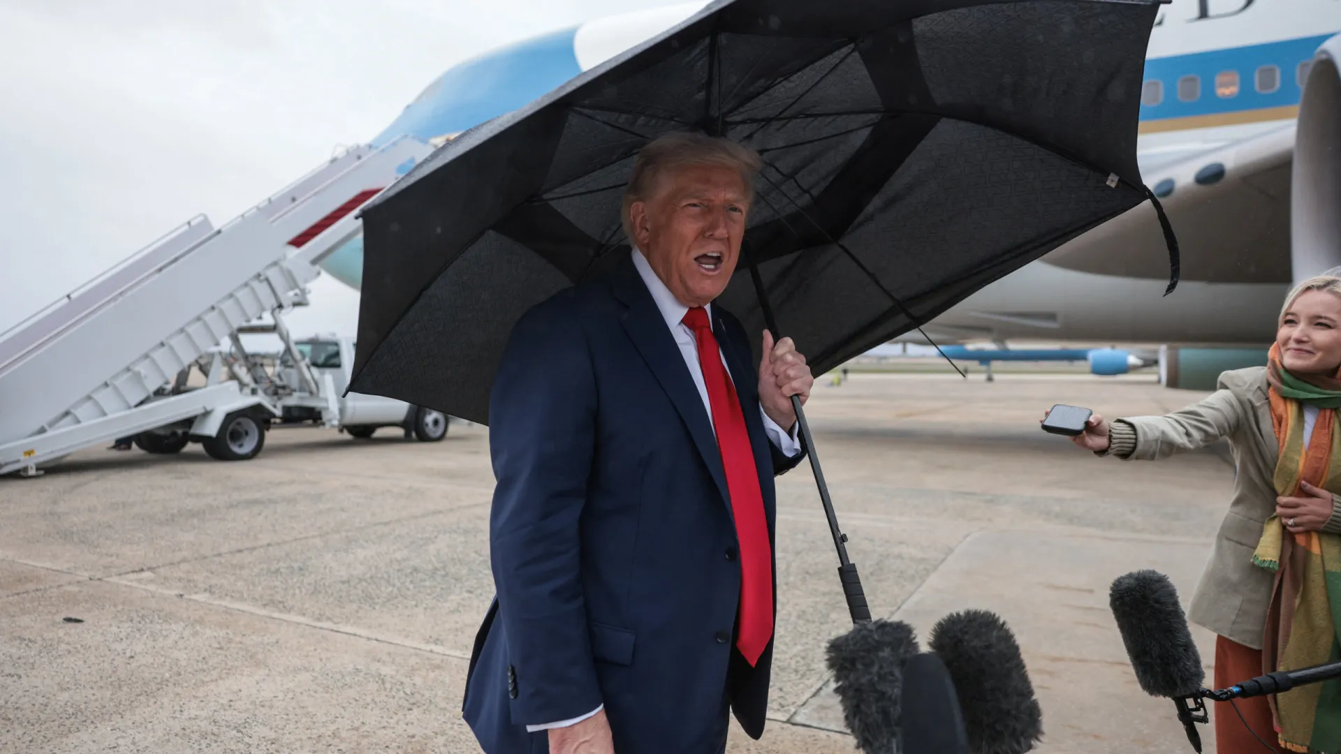 
                    Trump ameaça travar compra de óleo alimentar à China
                
