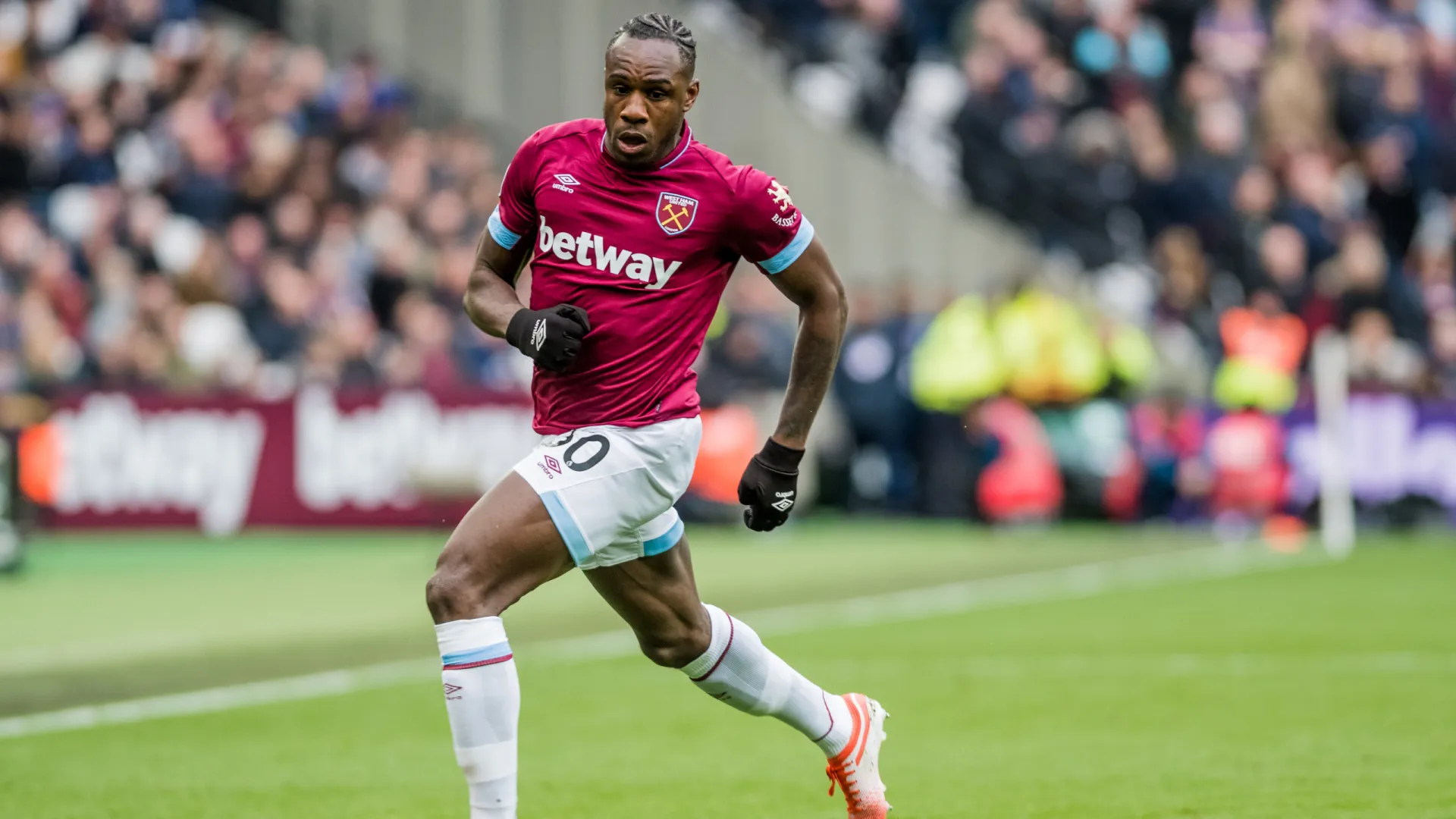 
                    Ferrari desfeito de ex-futebolista da Premier League esteve à venda
                