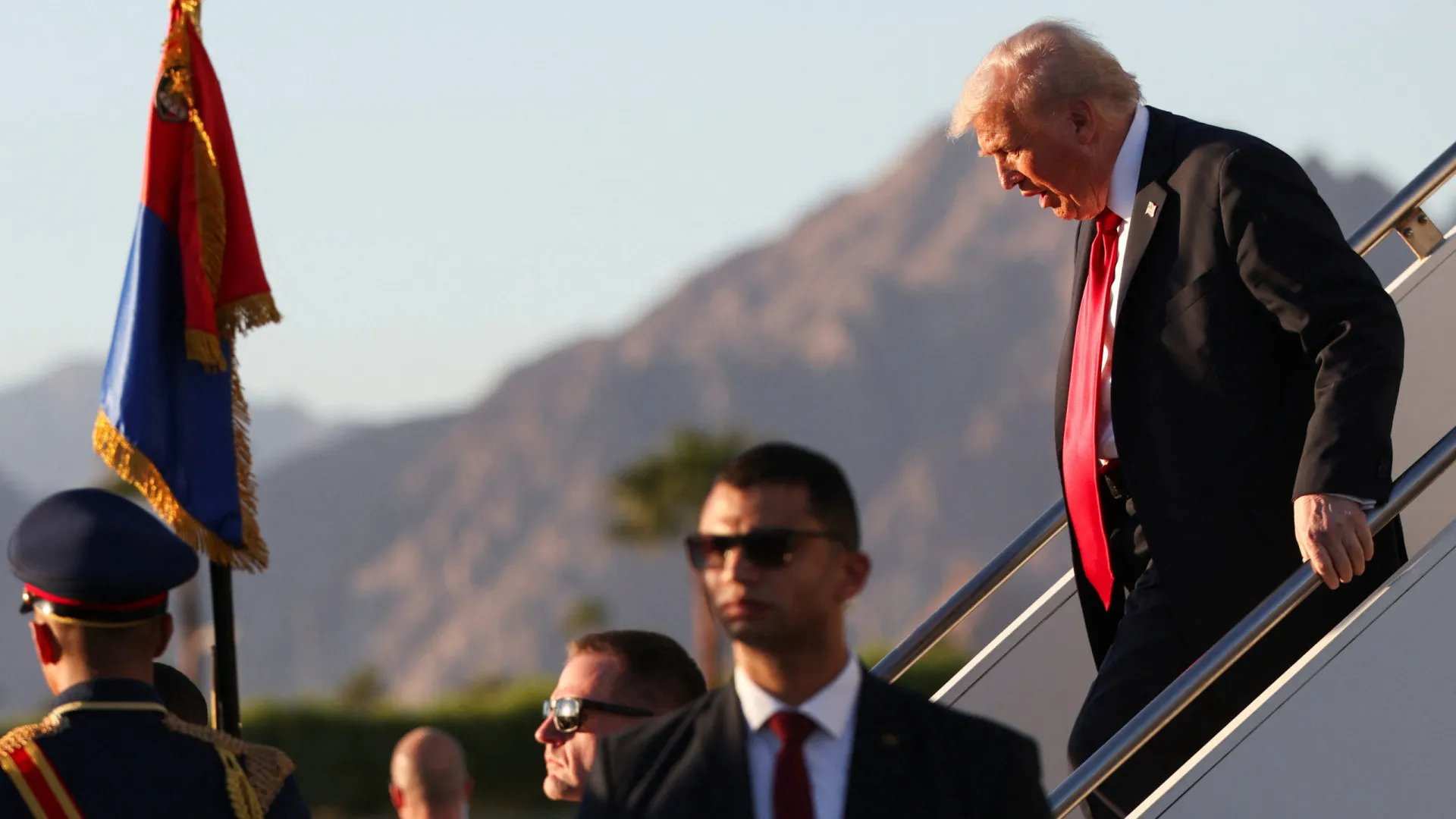 
                    Donald Trump já chegou a Sharm el-Sheikh. Veja as imagens
                
