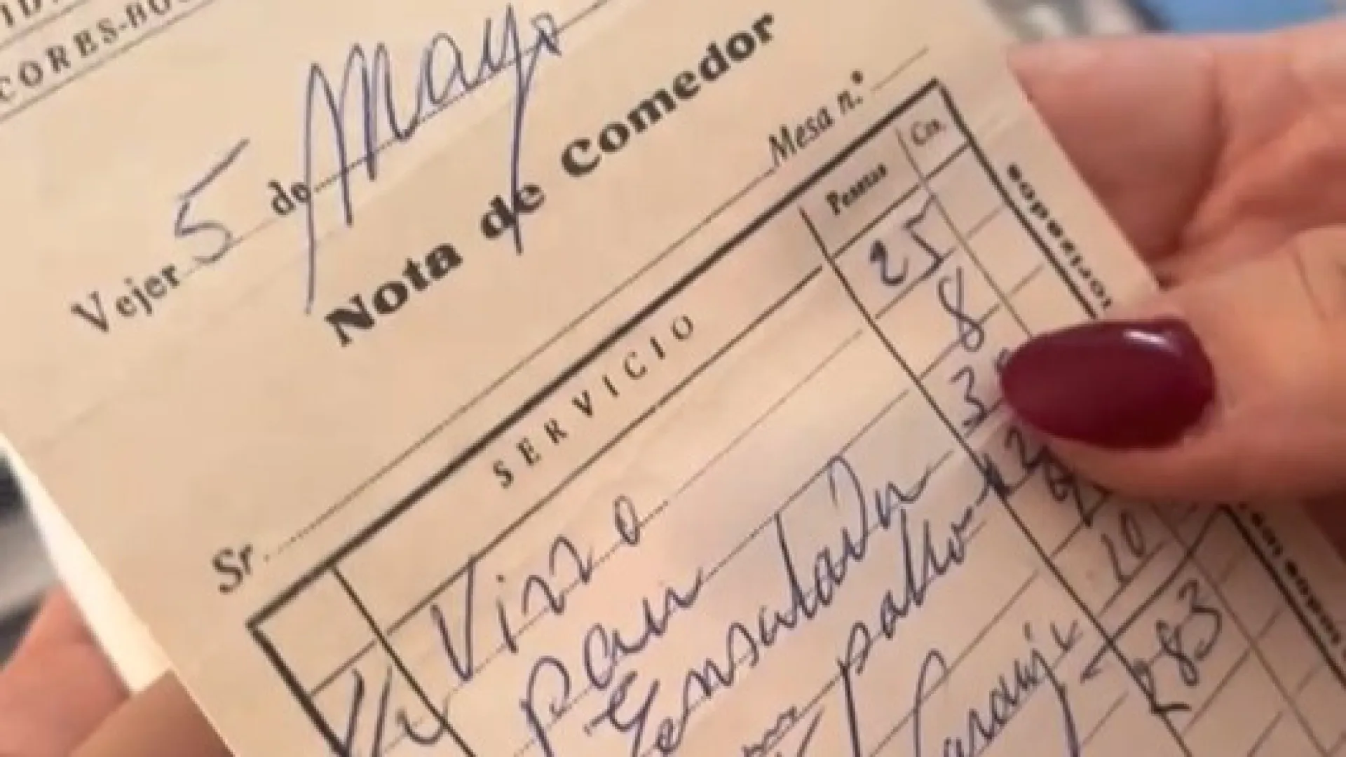 
                    Neta vê fatura com 51 anos dos avós. Refeição custou 1,70 euros
                