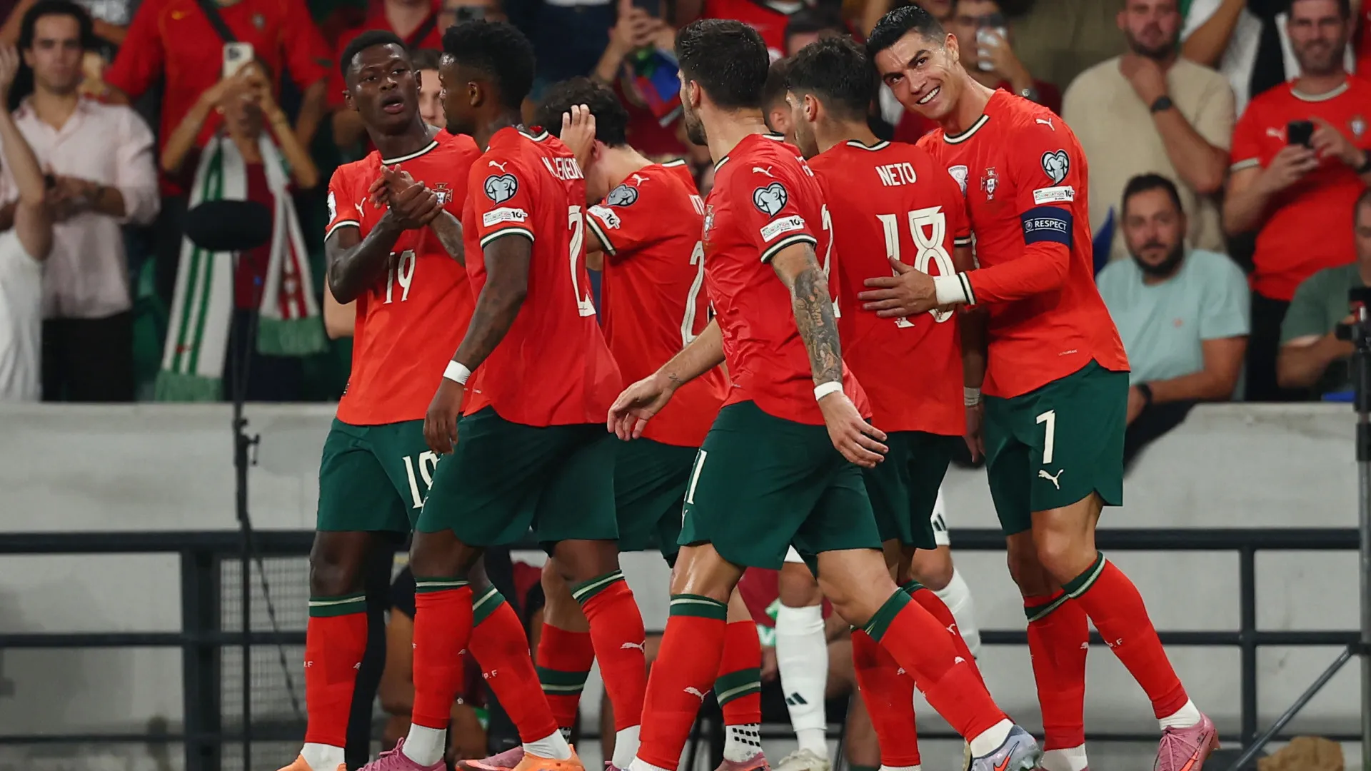 Só faltam 52 golos. Cristiano Ronaldo ‘enlouqueceu’ Portugal após recorde