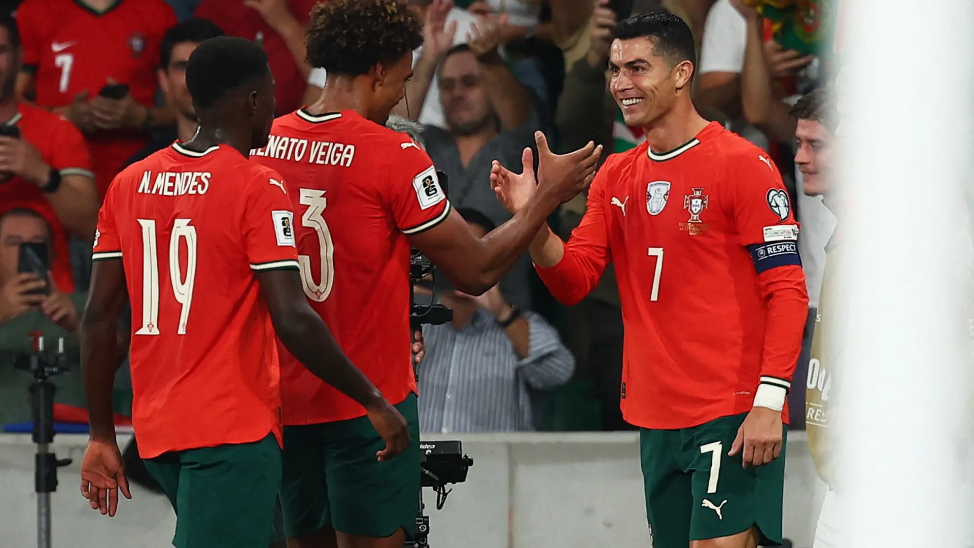 Só faltam 52 golos. Cristiano Ronaldo 'enlouqueceu' Portugal após recorde