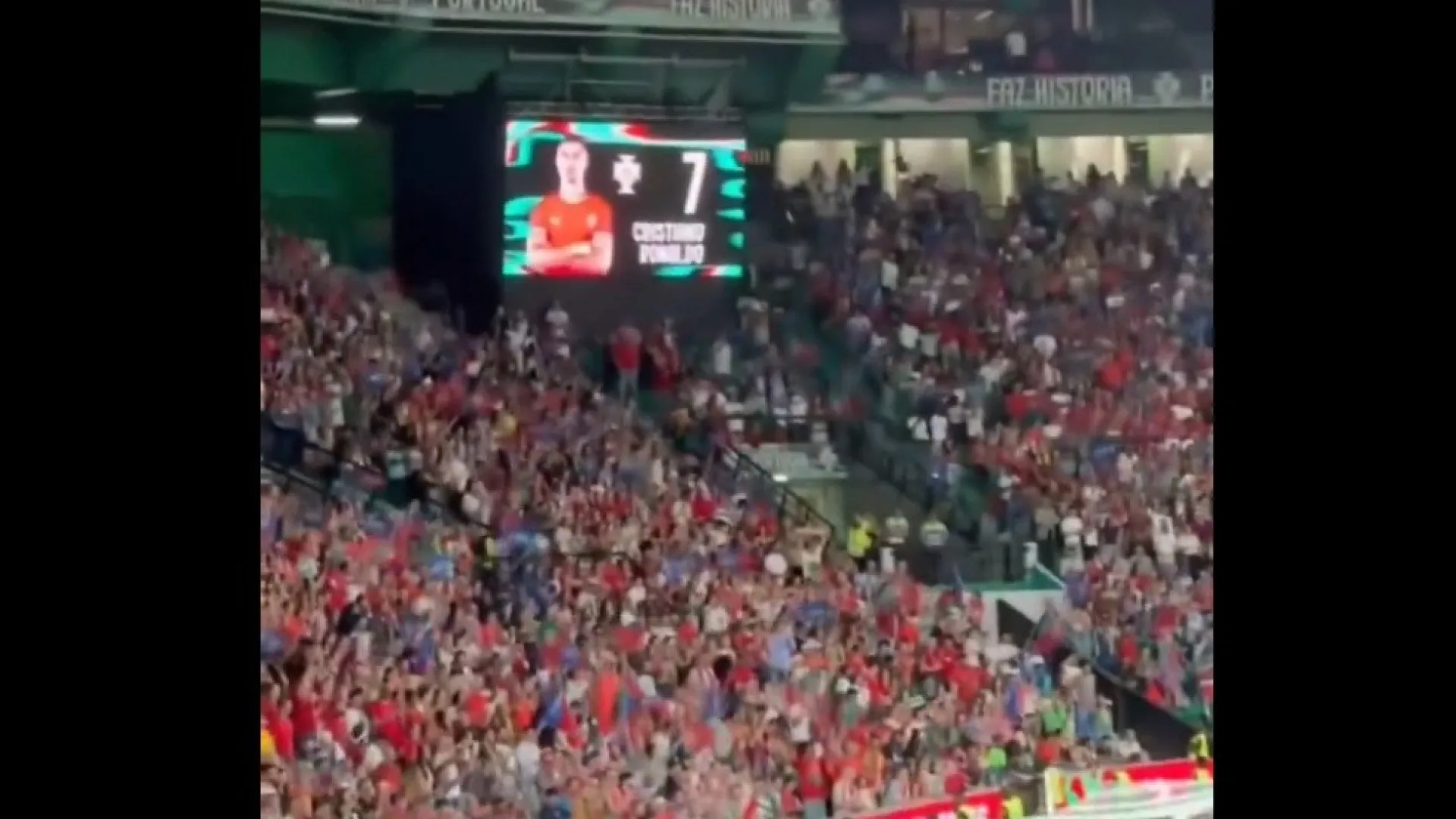 
                    Ensurdecedor. Cristiano Ronaldo bisou por Portugal e Alvalade 'vibrou'
                