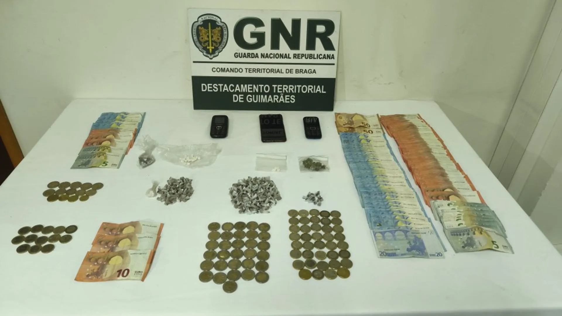 
                    Dois homens detidos em Famalicão com mais de 500 doses de droga
                