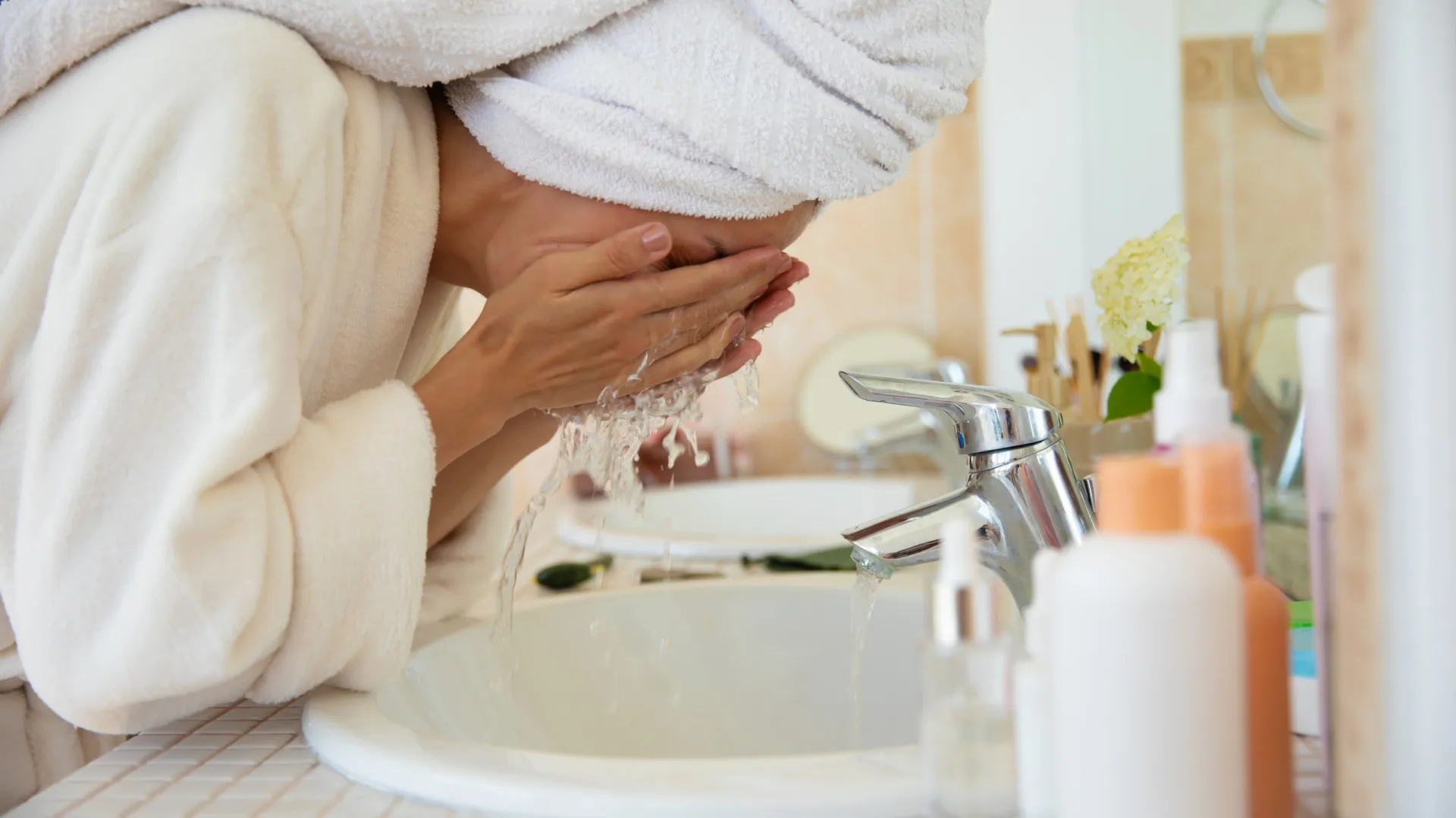 Mumificação: A rotina insólita de ‘skincare’ viral nas redes sociais