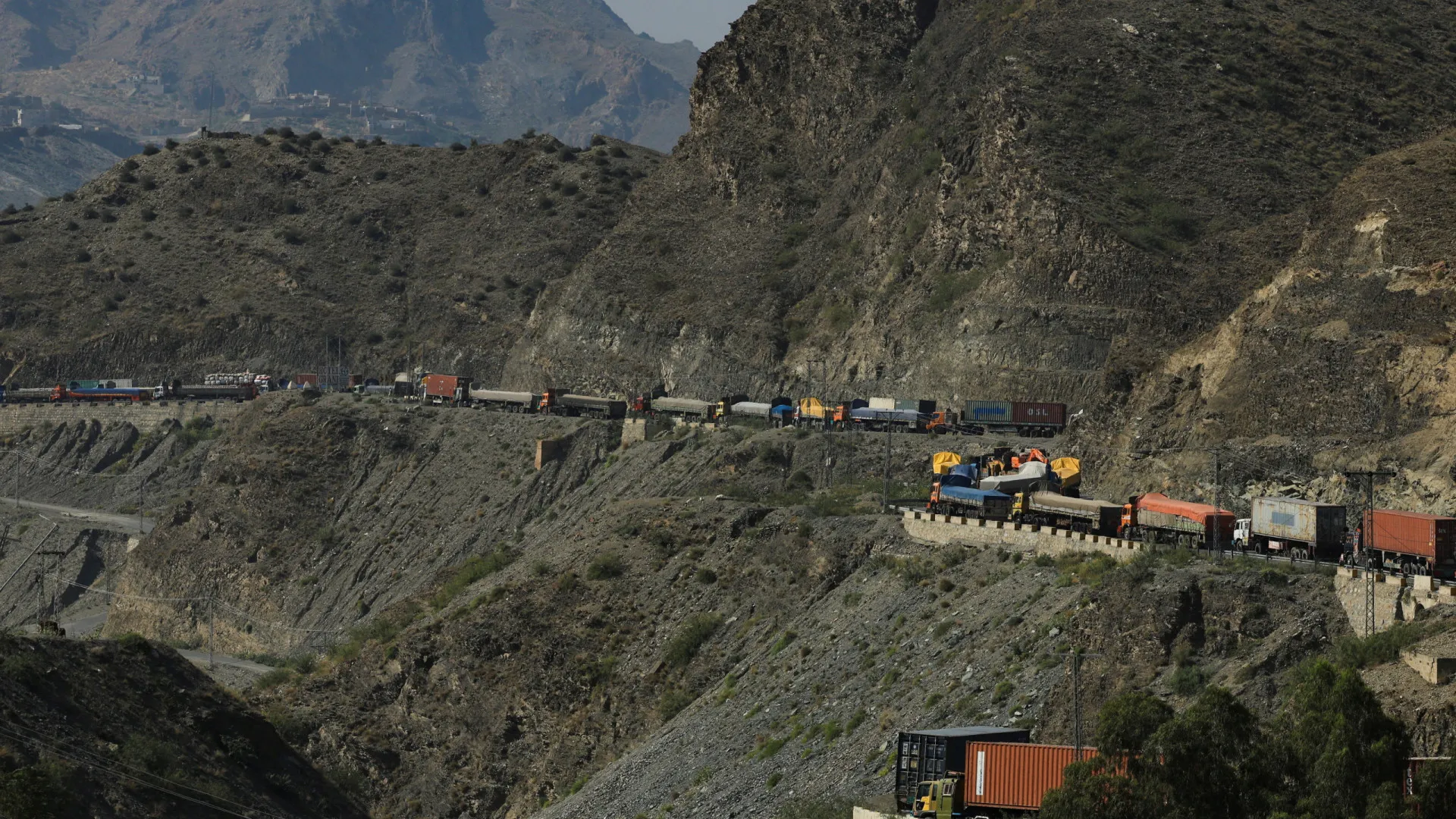 
                    Paquistão: Mais de 70.000 fogem do noroeste por medo de operação militar
                