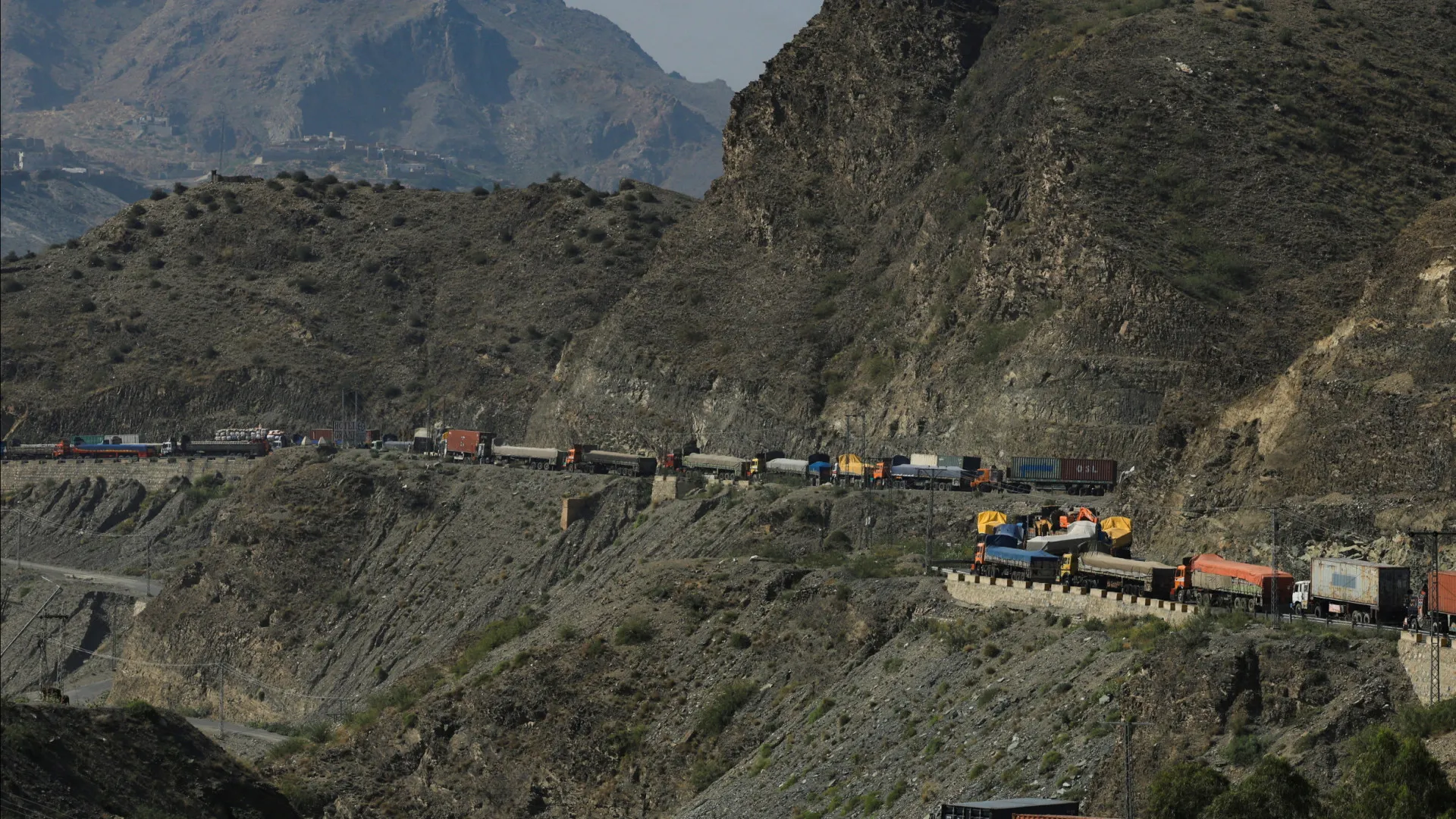 
                    Quase 8.500 afegãos deslocados devido a conflito com Paquistão
                