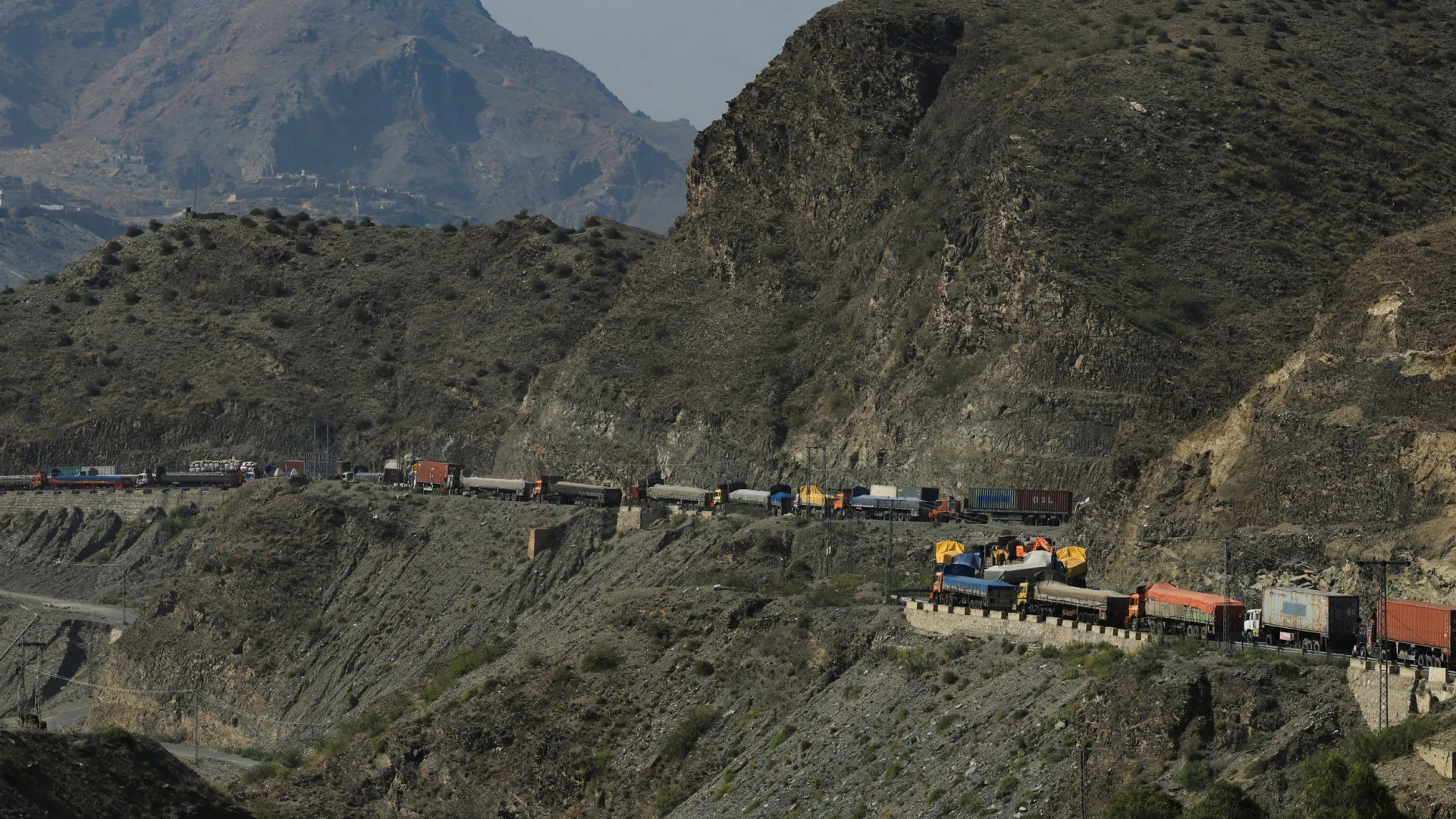 
                    Talibãs reportam cinco mortos nos confrontos na fronteira com Paquistão
                