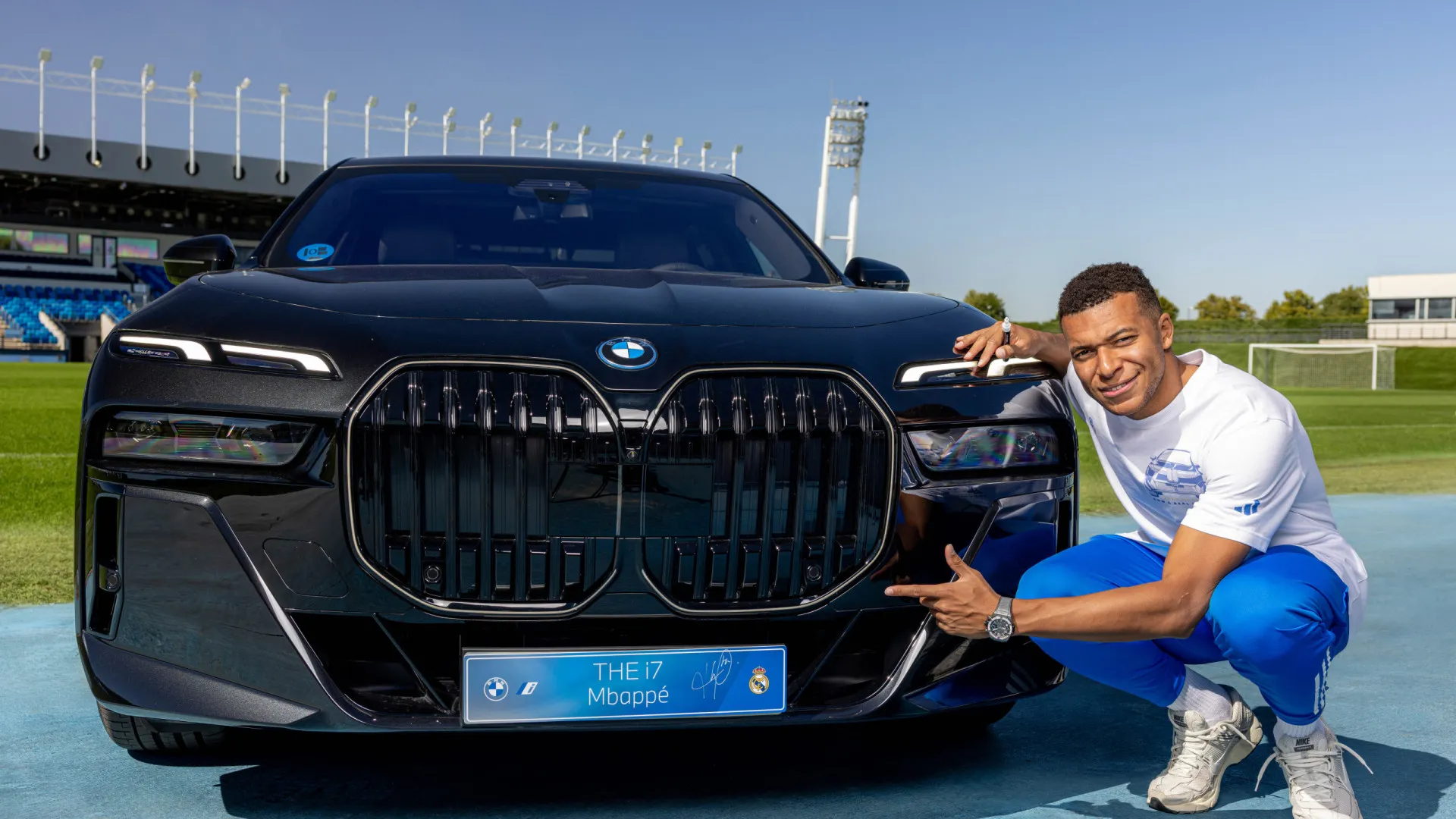 
                    Mbappé tem um novo BMW de mais de 146.000€ que não vai poder conduzir
                