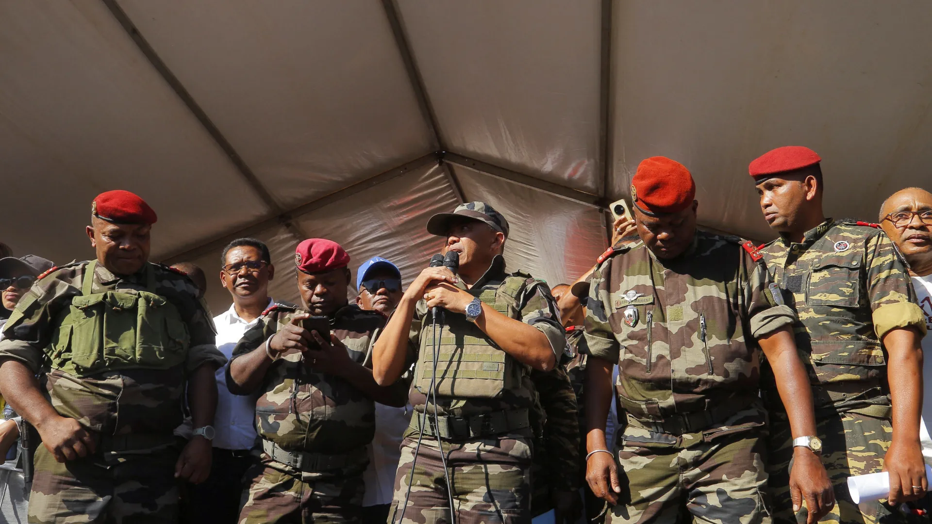 Após golpe de Estado, comandante toma posse como presidente de Madagáscar