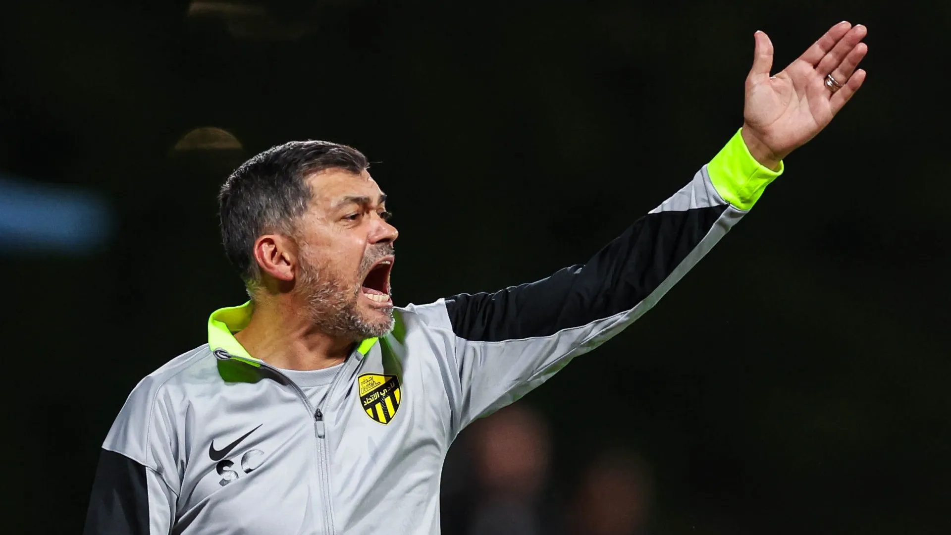 
                    Sérgio Conceição 'tropeça' na estreia e pode ver Jesus e CR7 mais longe
                