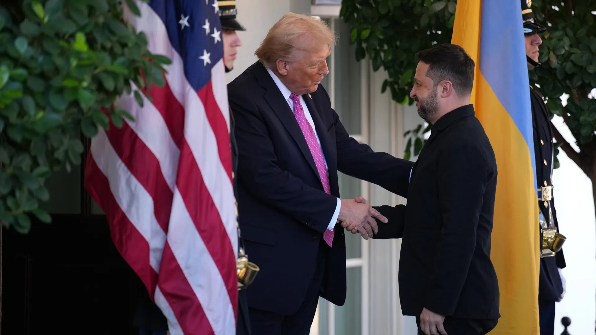 "Uma honra". Trump elogia Zelensky: É um "líder forte" que conhece "bem"