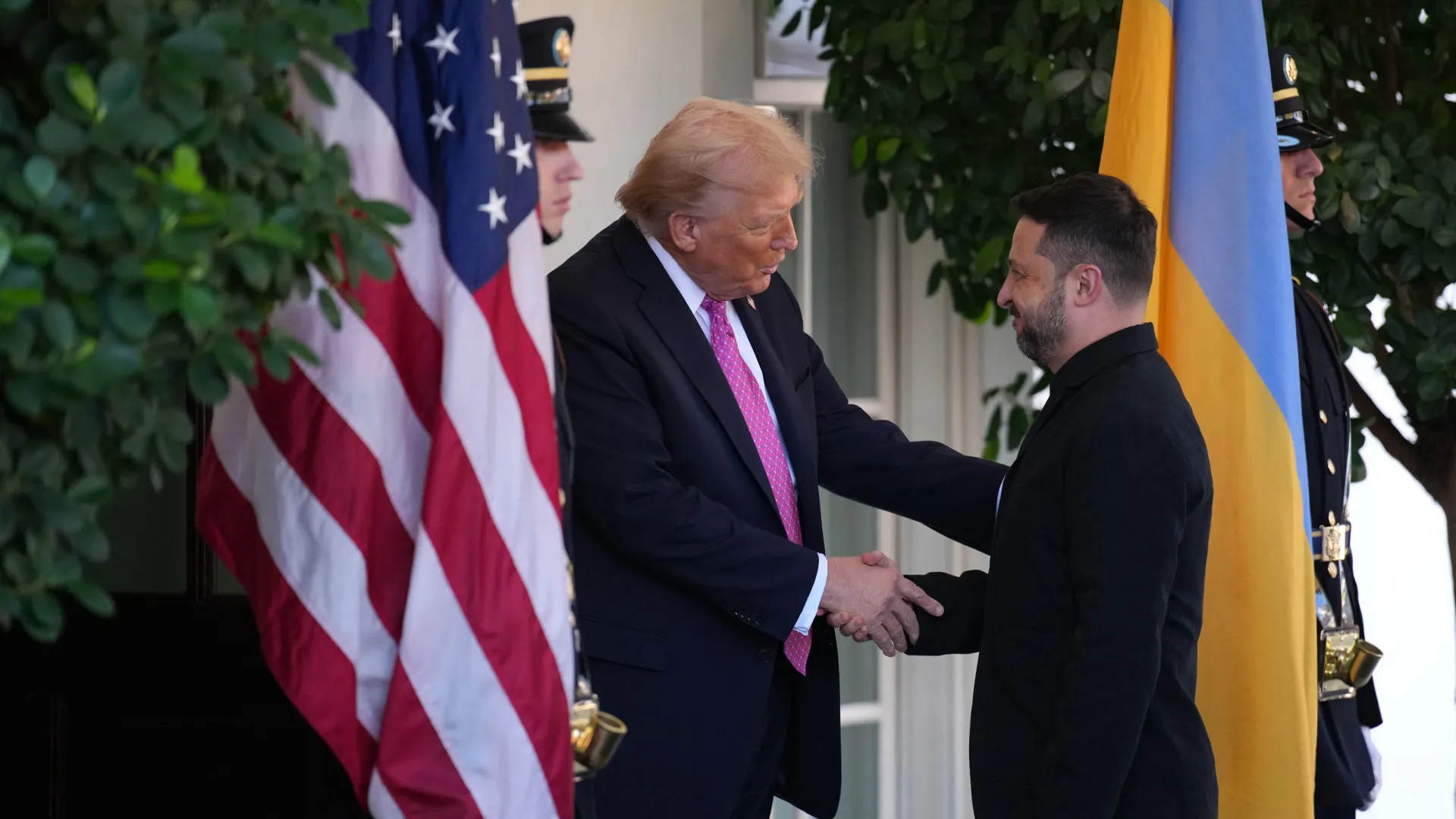 
                    EUA dão garantias de segurança a Kyiv por 15 anos (Zelensky queria 50)
                