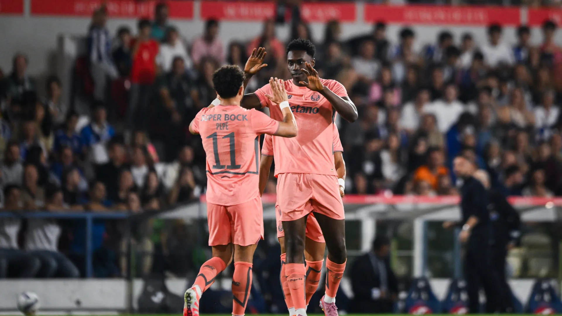 
                    'Chama o Samu'. FC Porto goleia Celoricense e avança na Taça de Portugal
                