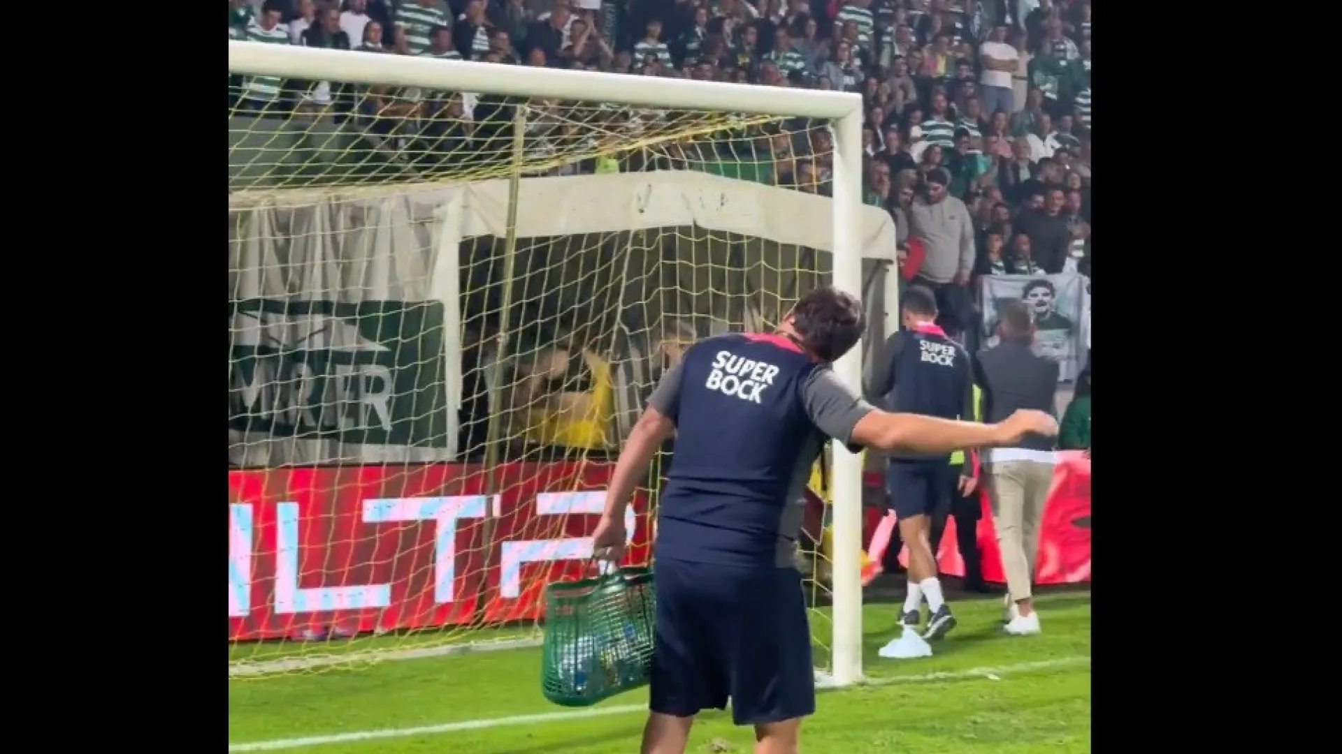 
                    Paulinho triplicou gesto típico e deixou adeptos do Sporting em delírio
                
