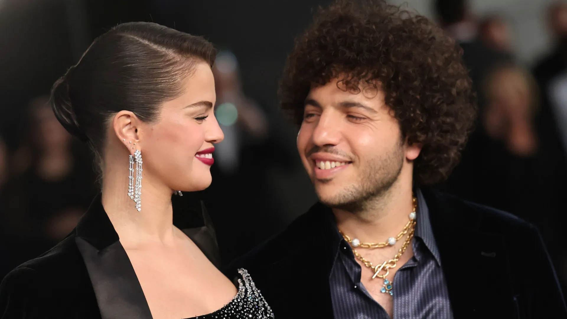 
                    Selena Gomez celebra os 38 anos de Benny Blanco com fotos amorosas
                