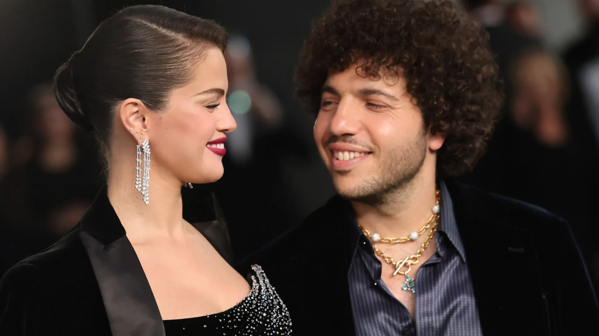 
                    Selena e Benny Blanco aparecem em público pela 1.ª vez após casamento
                