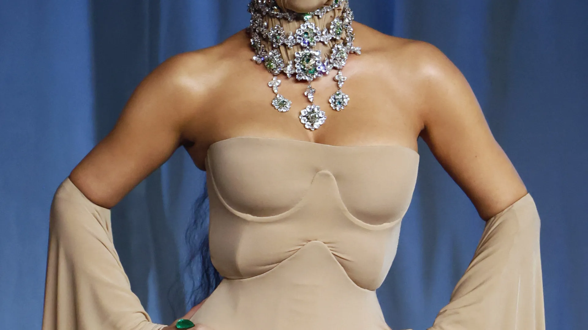 
                    Fotos. Kim Kardashian aparece com look bizarro em passadeira vermelha
                