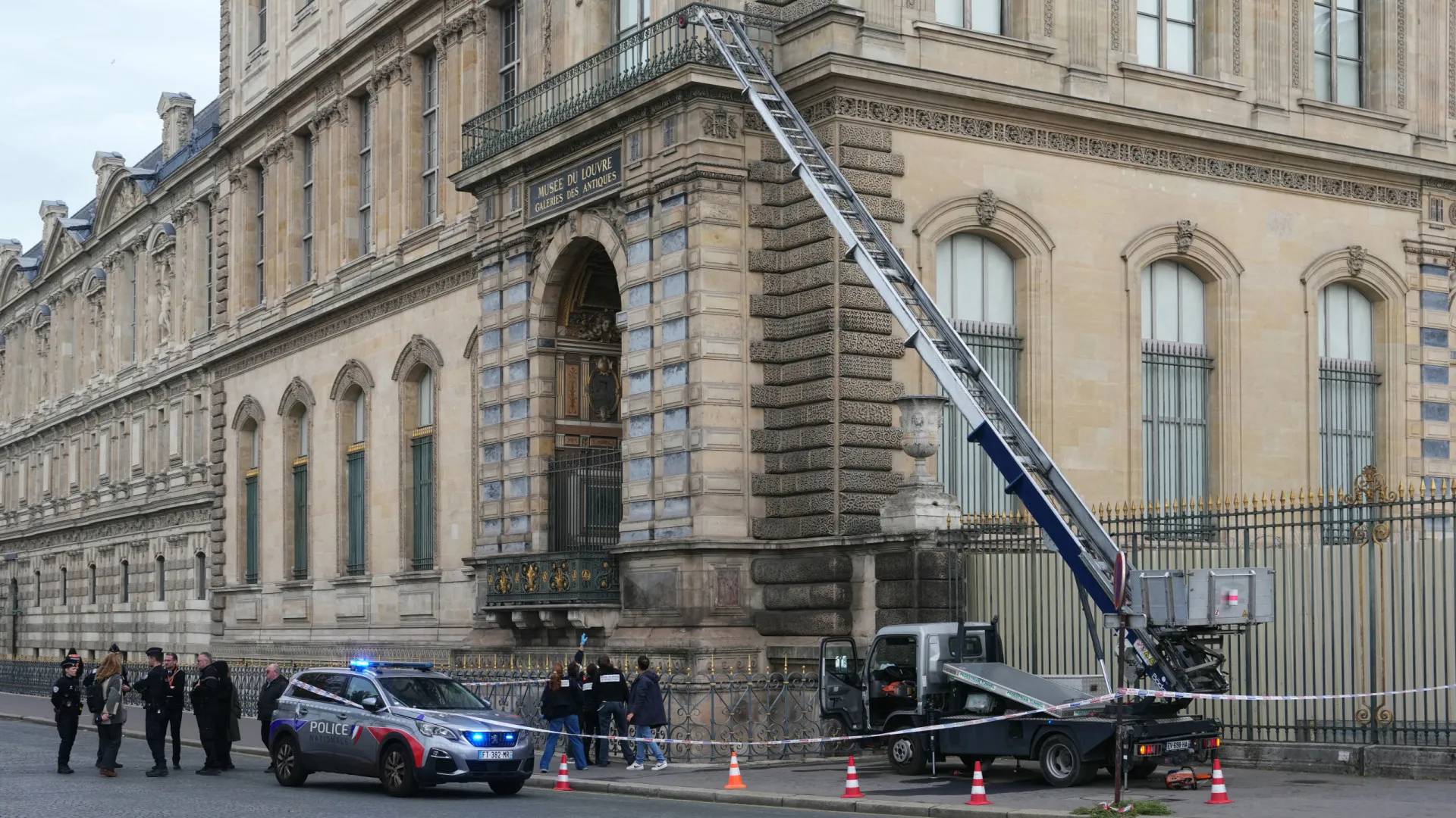 Parte da coleção de joias do Museu do Louvre transferida para Banco de França