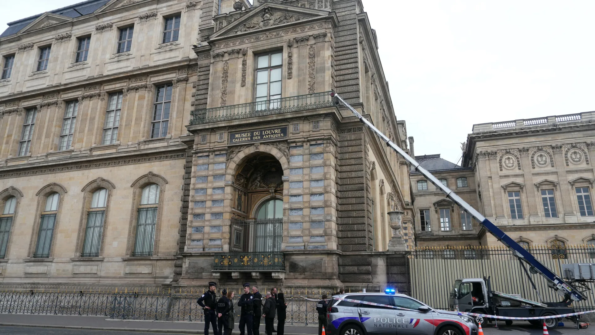 
                    Louvre: Procuradora descarta ação de crime organizado. 