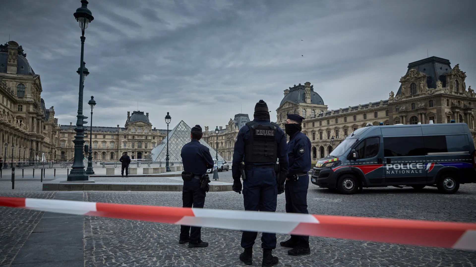 Museu do Louvre assaltado. Ladrões partiram janelas e roubaram joias