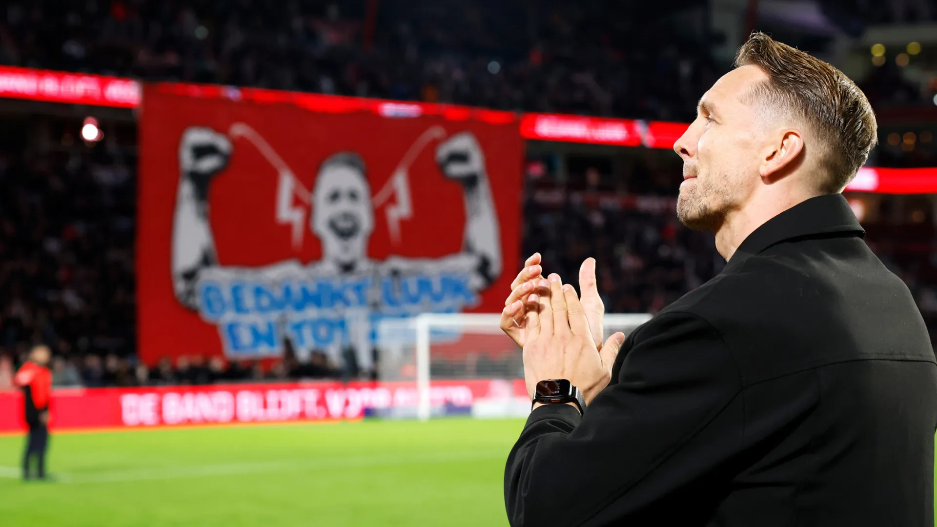 Luuk de Jong voltou ao PSV com direito a esta (impressionante) homenagem