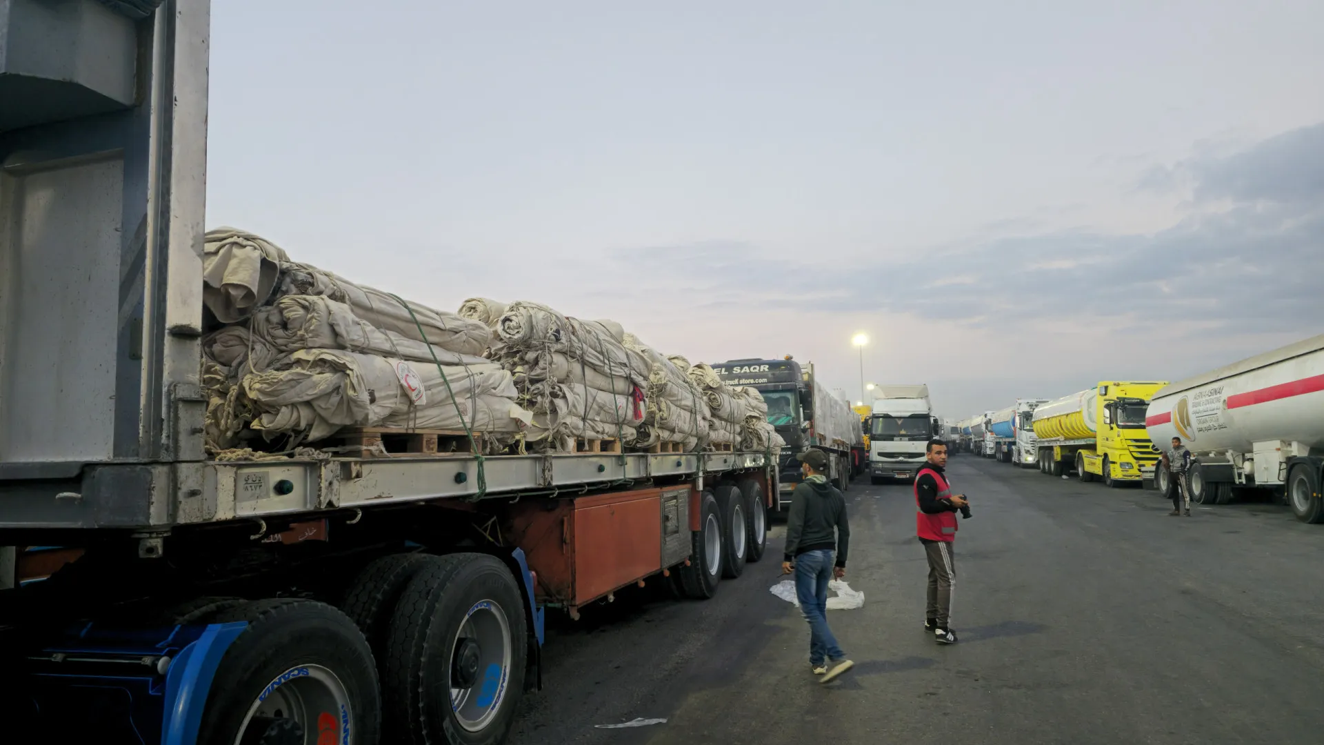 
                    Camiões com ajuda para Gaza voltam ao Egito depois de ataque de Israel
                