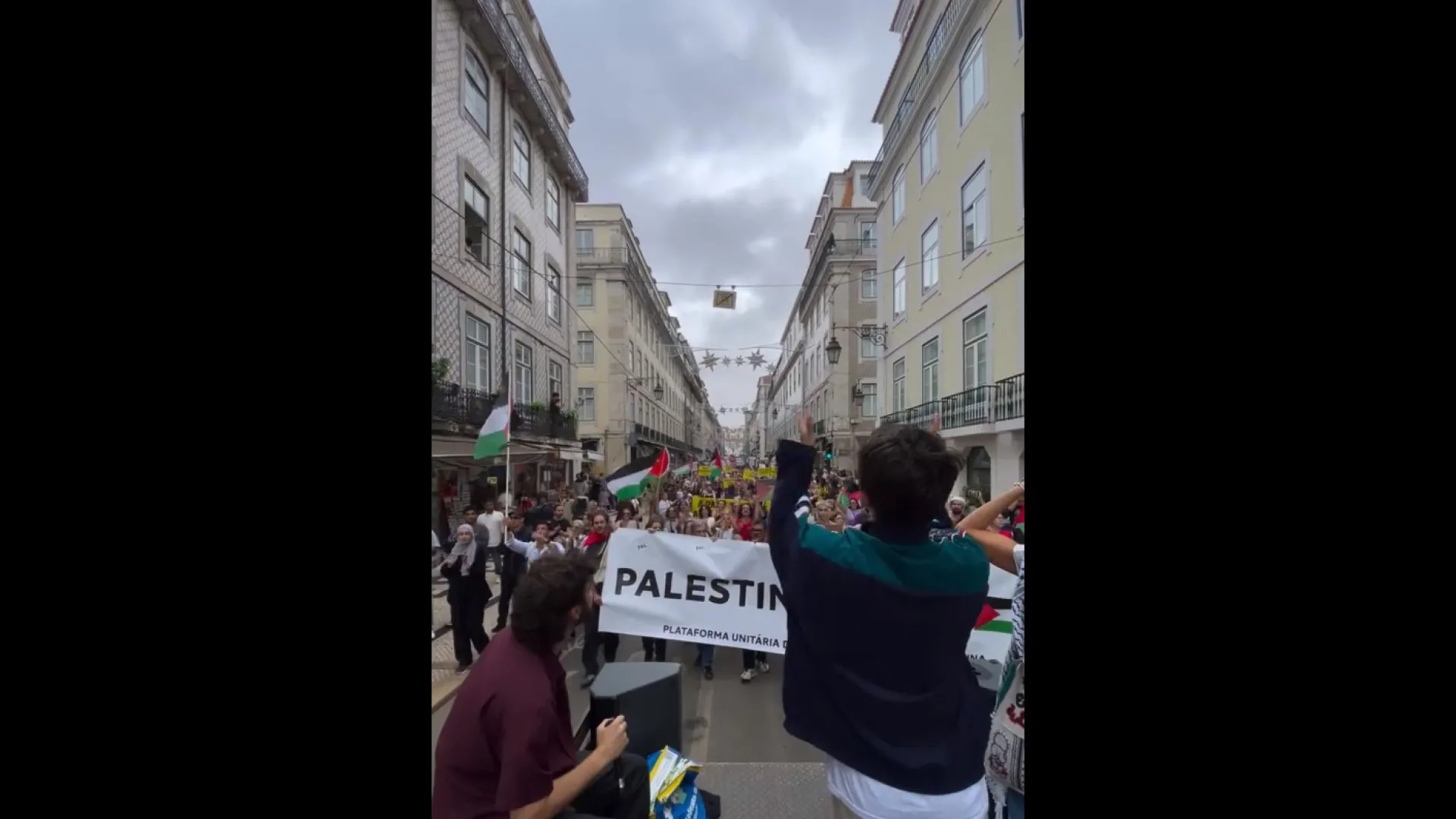 
                    Marcha pró-Palestina junta milhares no centro de Lisboa. Eis o vídeo
                