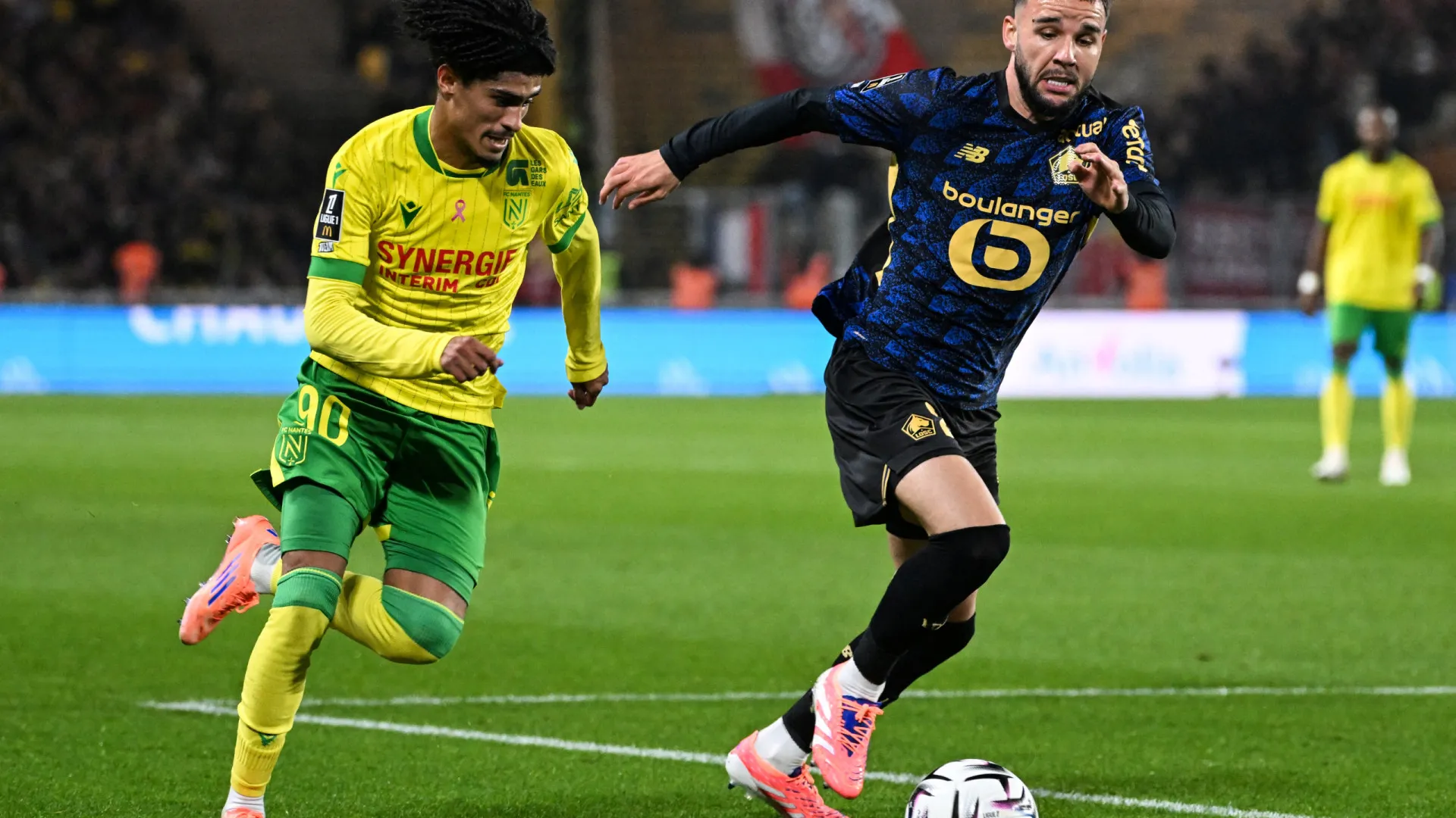 
                    Lille vence Nantes, de Luís Castro, e aproxima-se do topo em França
                
