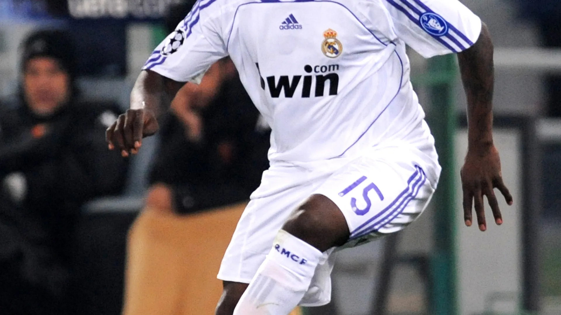 
                    Royston Drenthe, ex-Real Madrid, hospitalizado após um AVC
                