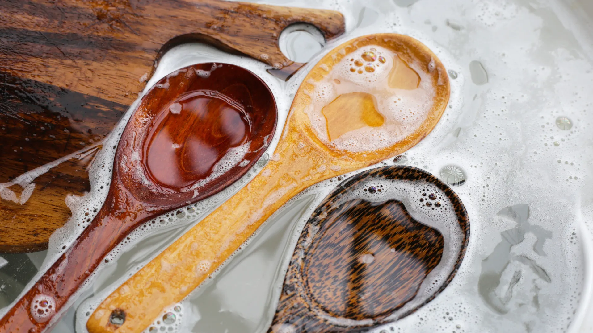 
                    Colheres de pau: Um antro de germes na sua cozinha! Aprenda a lavá-las
                