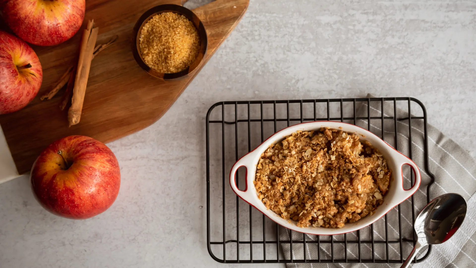 
                    Crumble de maçã. Anote a receita do snack perfeito para este outono
                