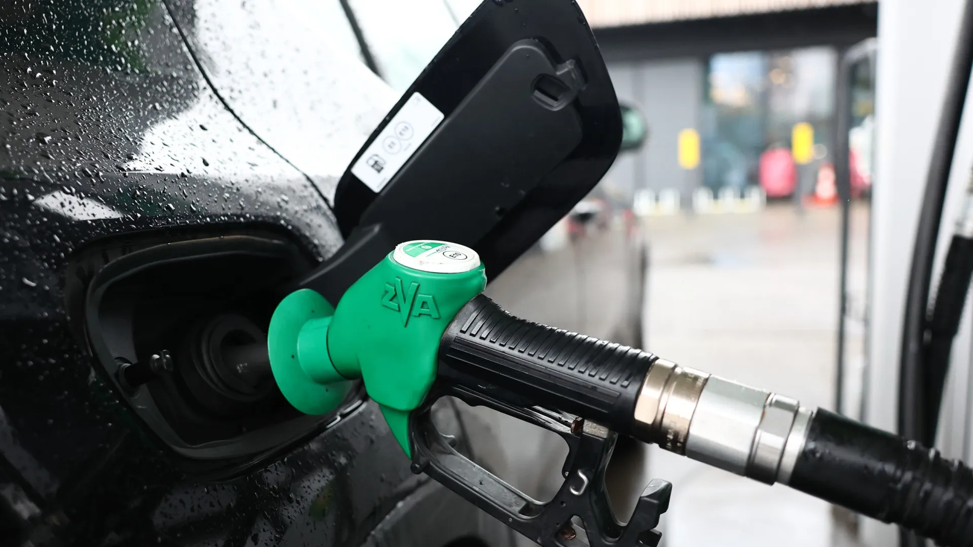 
                    UE revê este ano a proibição de venda de carros poluentes após 2035
                