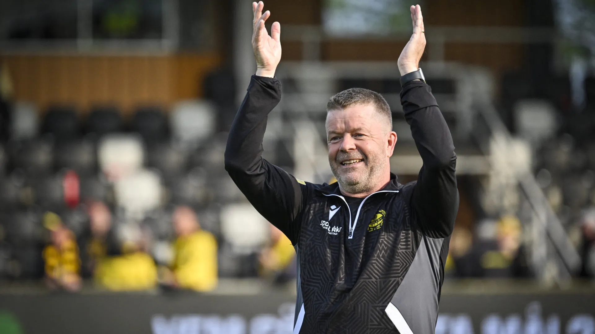 
                    Novo Leicester? Mjällby é campeão na Suécia e honra técnico com cancro 
                