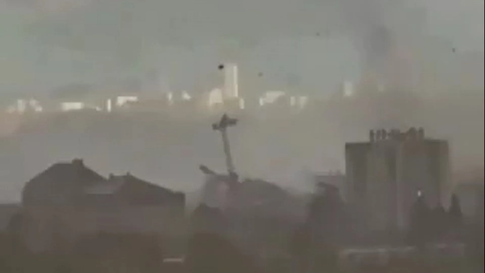 
                    Tornado faz um morto e quatro feridos graves no norte de Paris
                