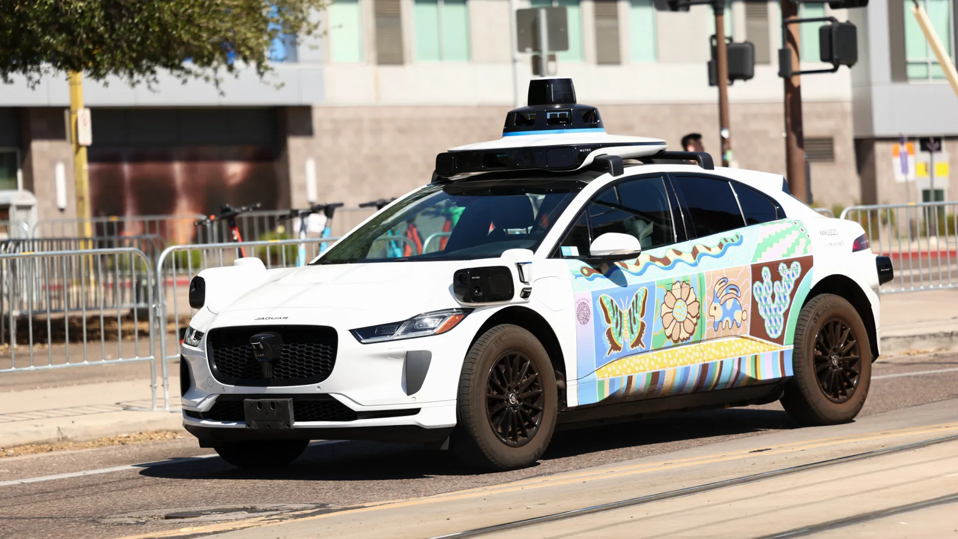 
                    Autoridades investigam robotáxis da Waymo nos EUA. Saiba o motivo
                