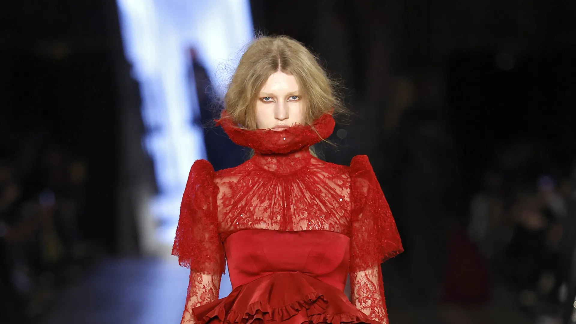 
                    'Bad hair day'? Afinal não. Cabelo despenteado é uma das novas tendências
                