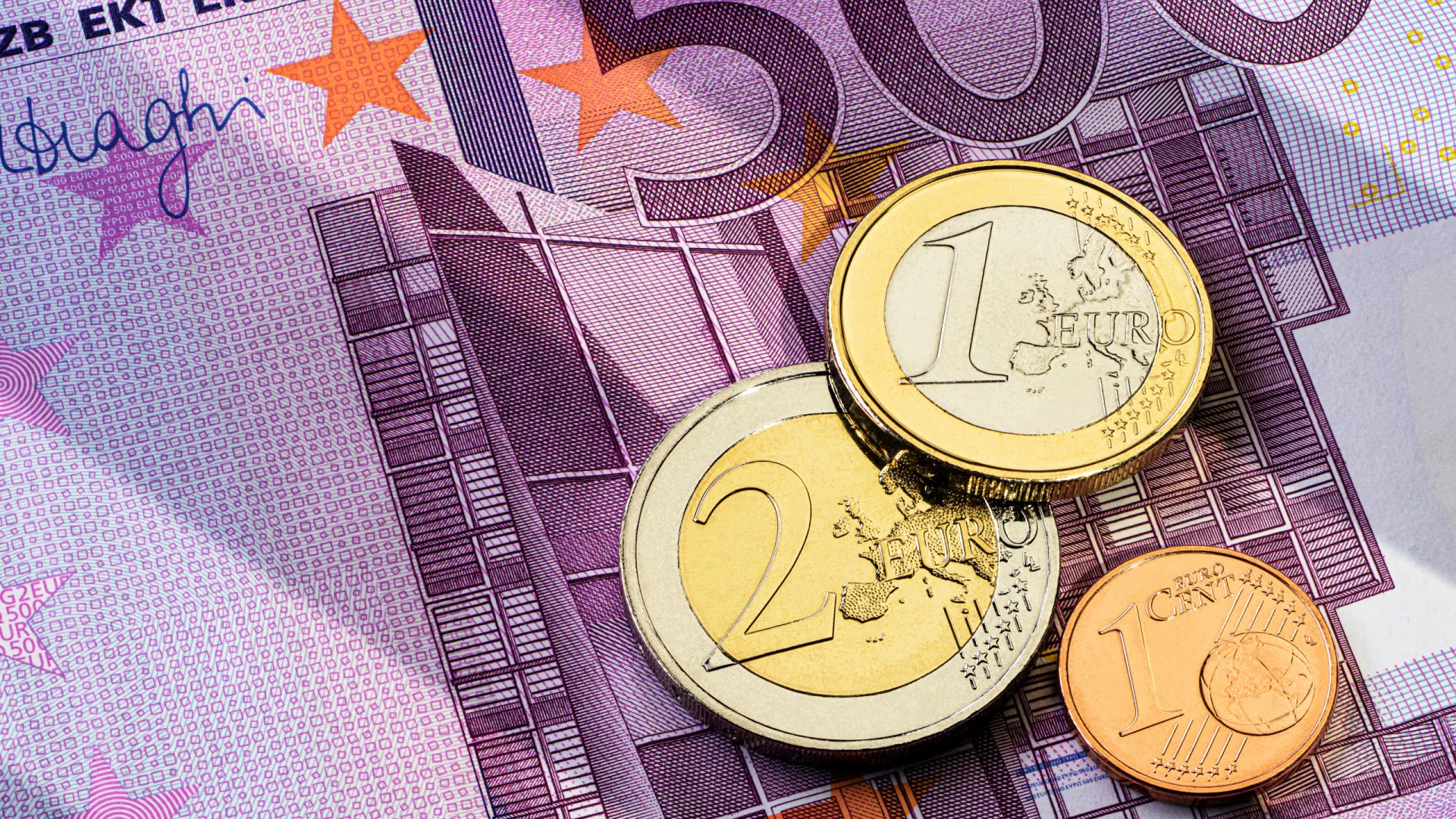 
                    Défice público da zona euro melhora para 2,7% do PIB no segundo trimestre
                