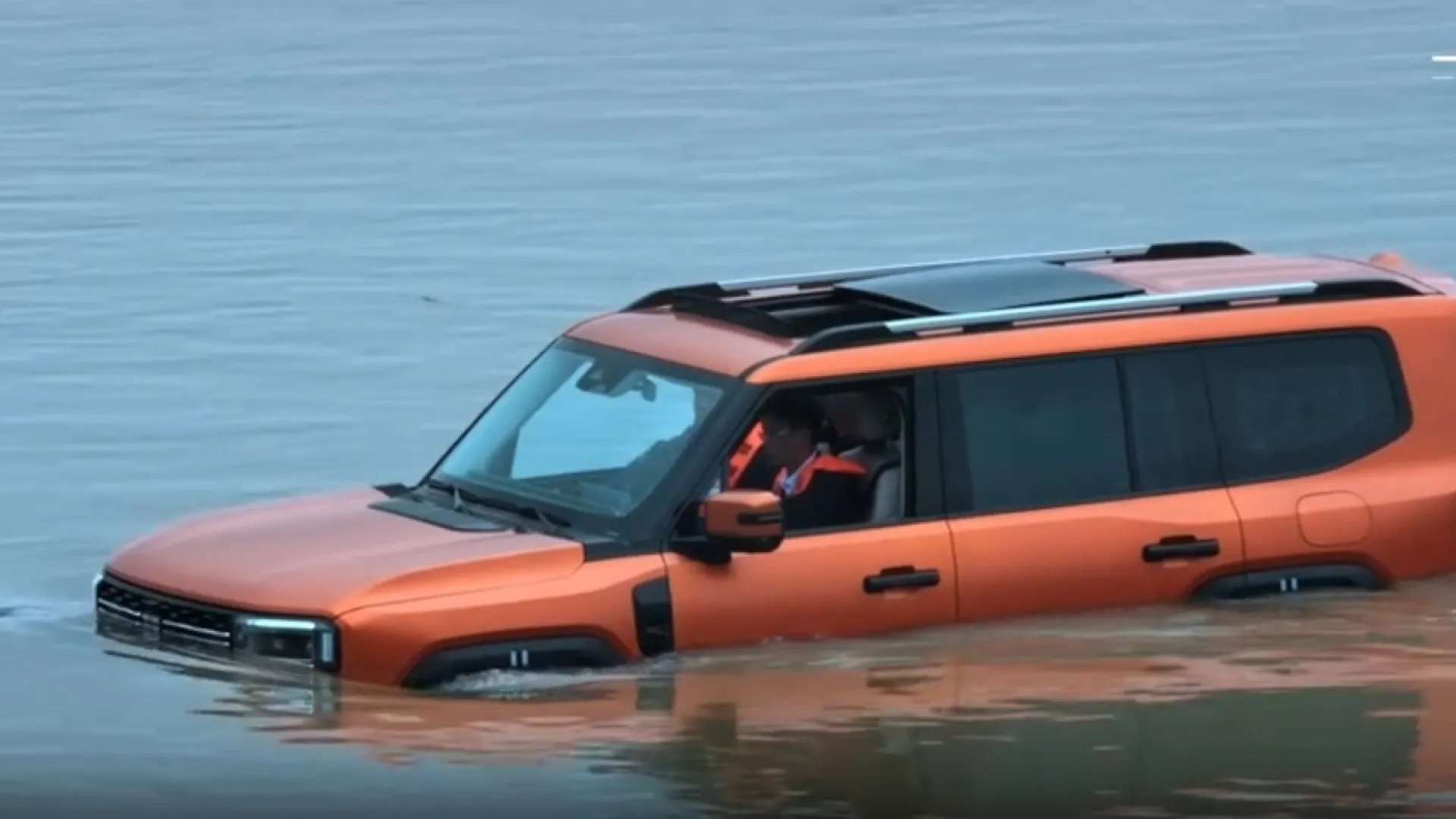 
                    Este SUV chinês gera oxigénio e atravessa rios
                