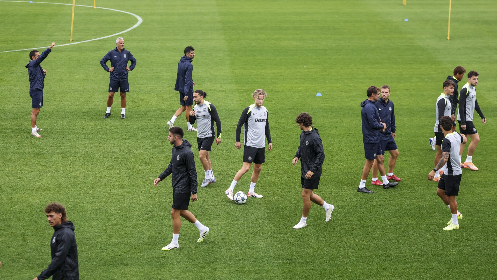 
                    Duas baixas, um 'reforço' e três certezas. As notas do treino do Sporting
                