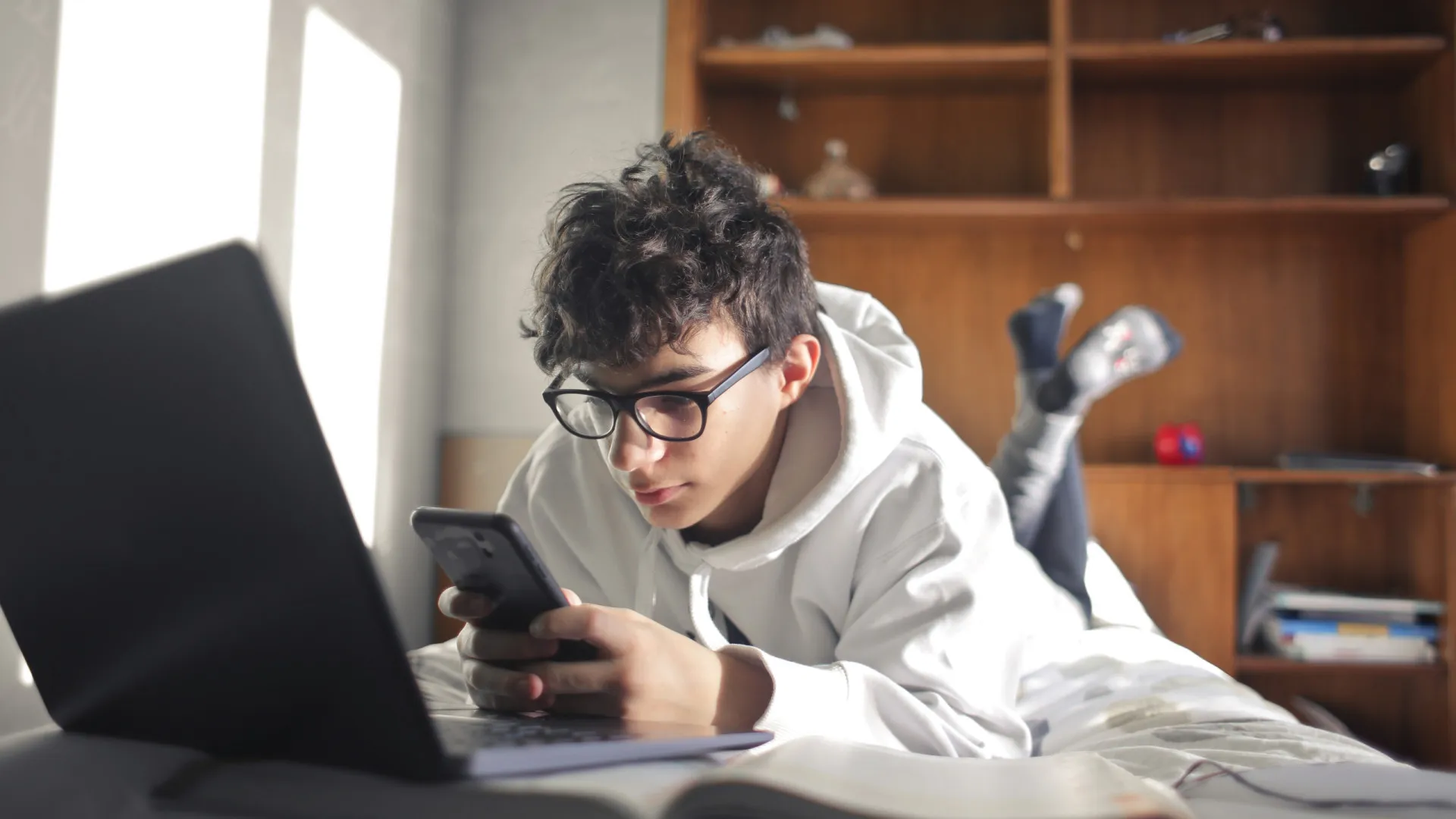 
                    Estudo: Jovens portugueses passam mais de 3 horas por dia na Internet
                