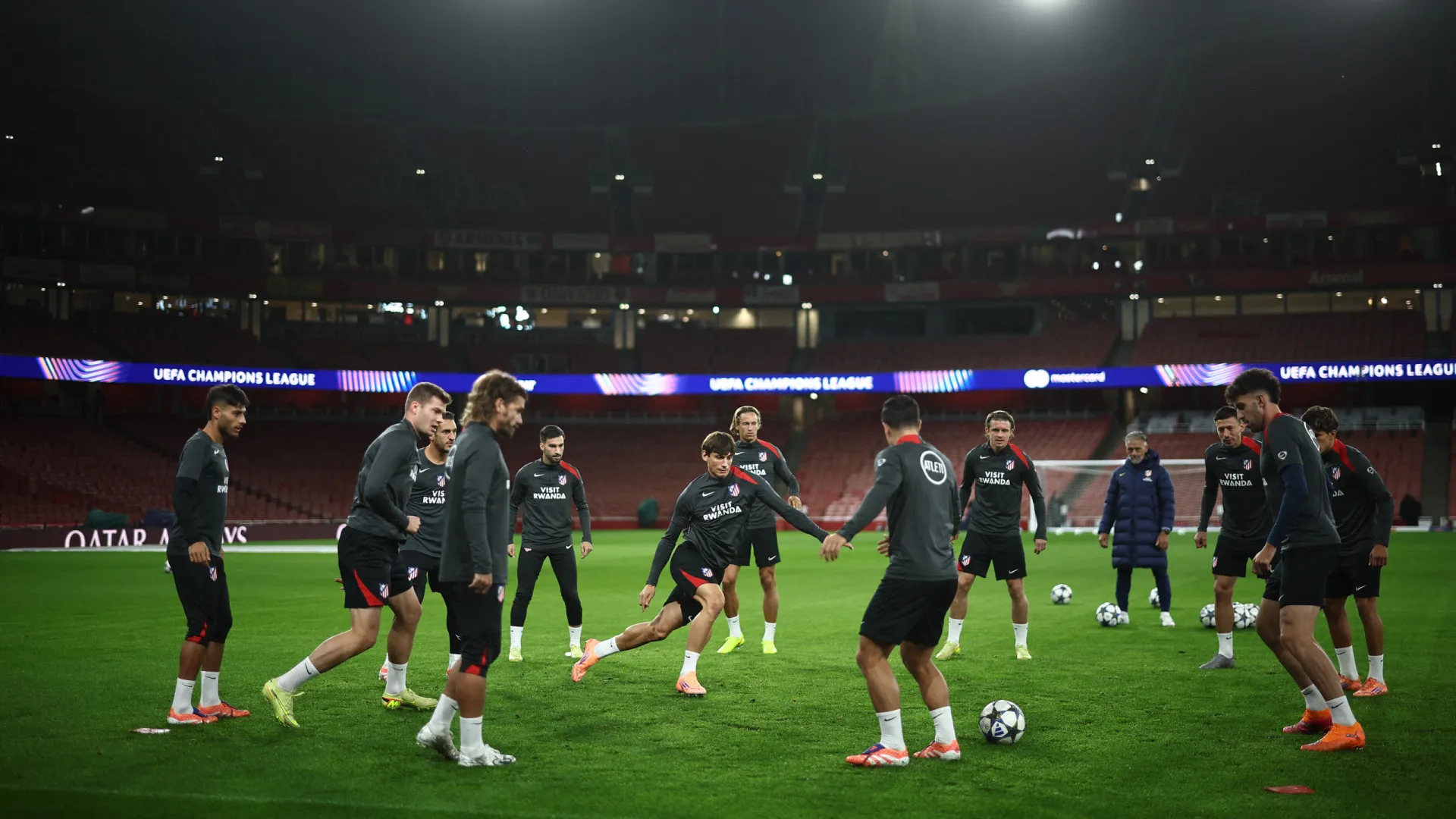 
                    Água fria causa mal-estar milionário entre Arsenal e Atlético de Madrid
                