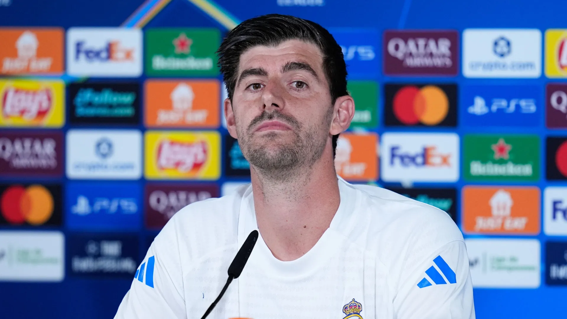 
                    Courtois 'dispara' em várias direções: 