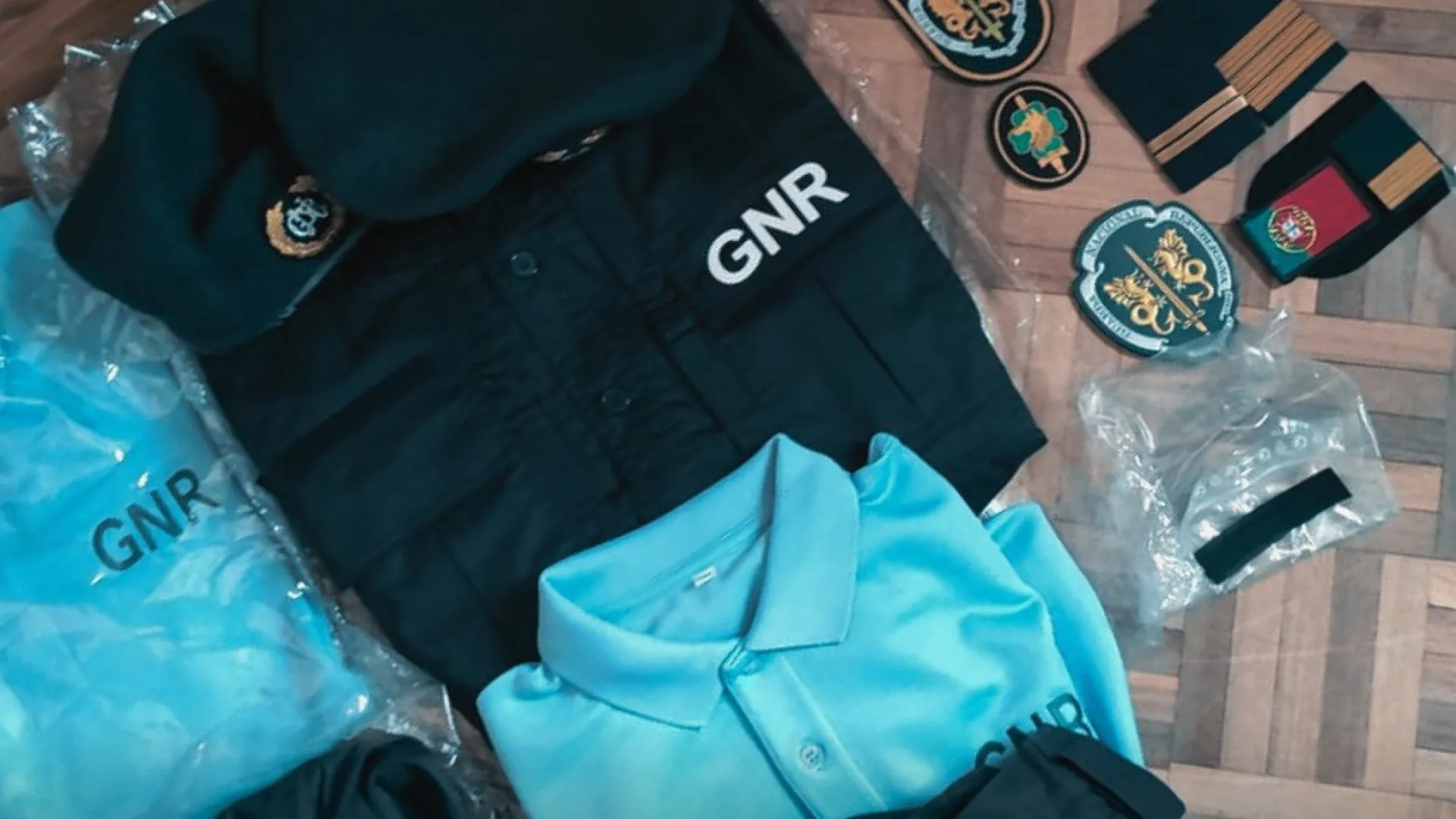 
                    Usavam documentos falsos para se fazerem passar por GNR. Há dois detidos
                